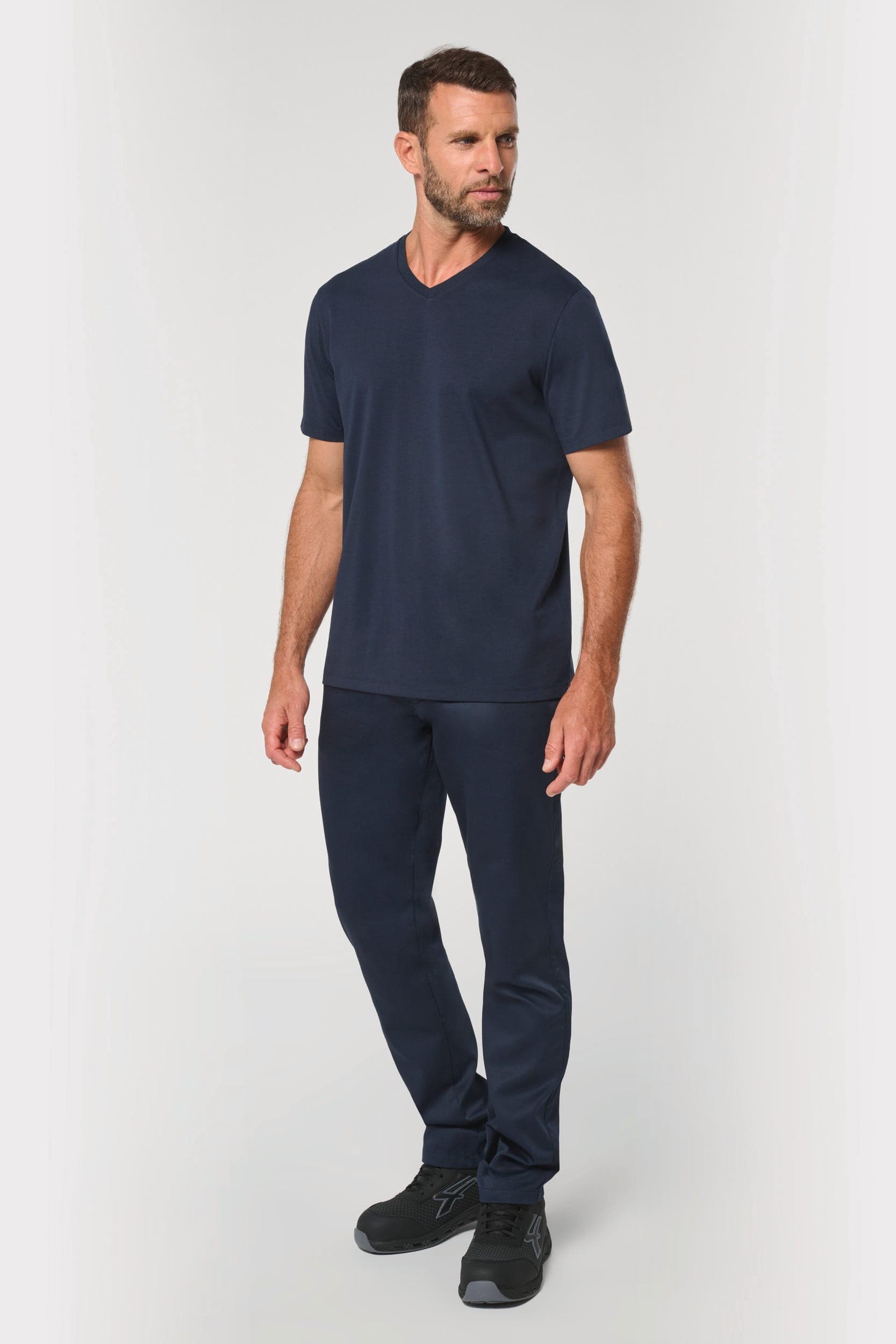 T-shirt écoresponsable col V antibactérien homme en situation