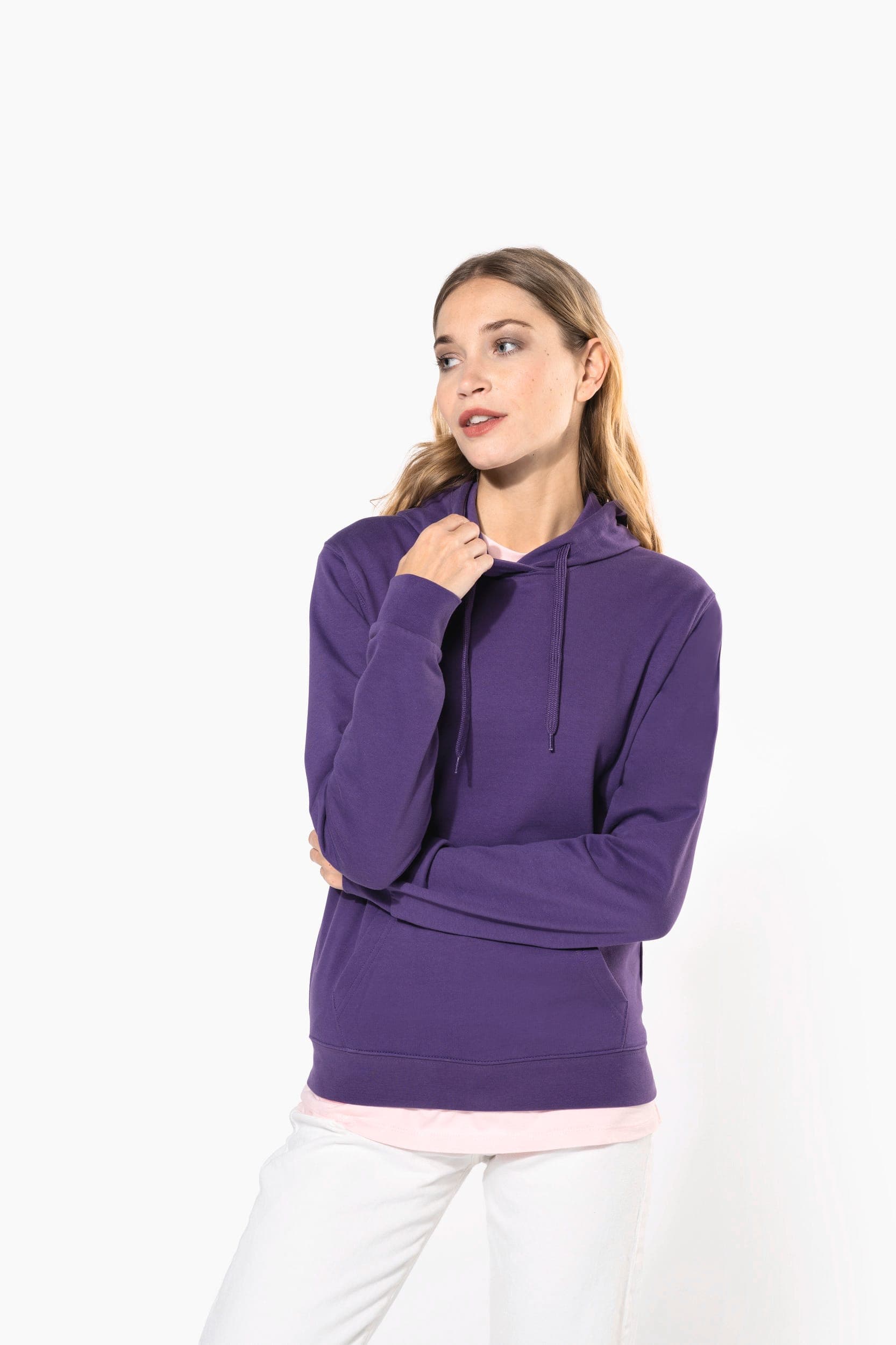 Sweat-shirt capuche femme en situation