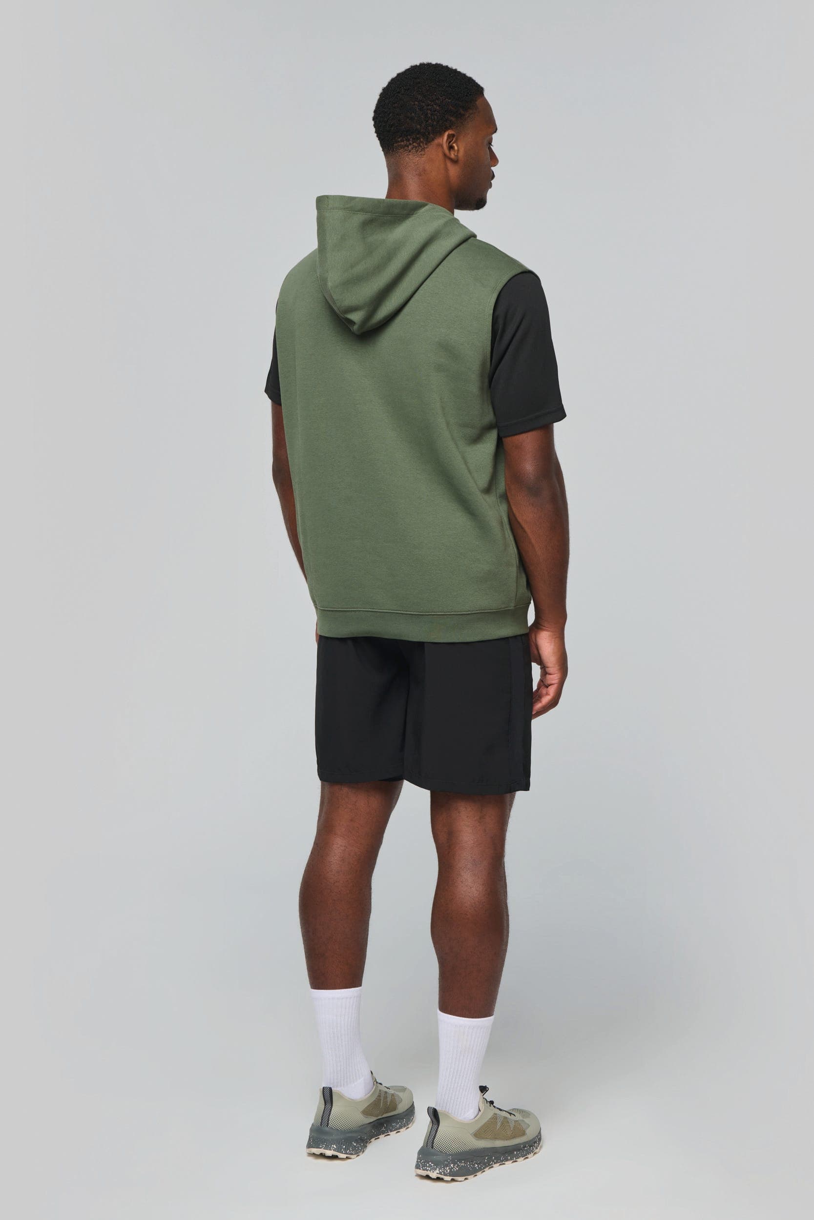 Sweat-shirt à capuche sans manches unisexe en situation