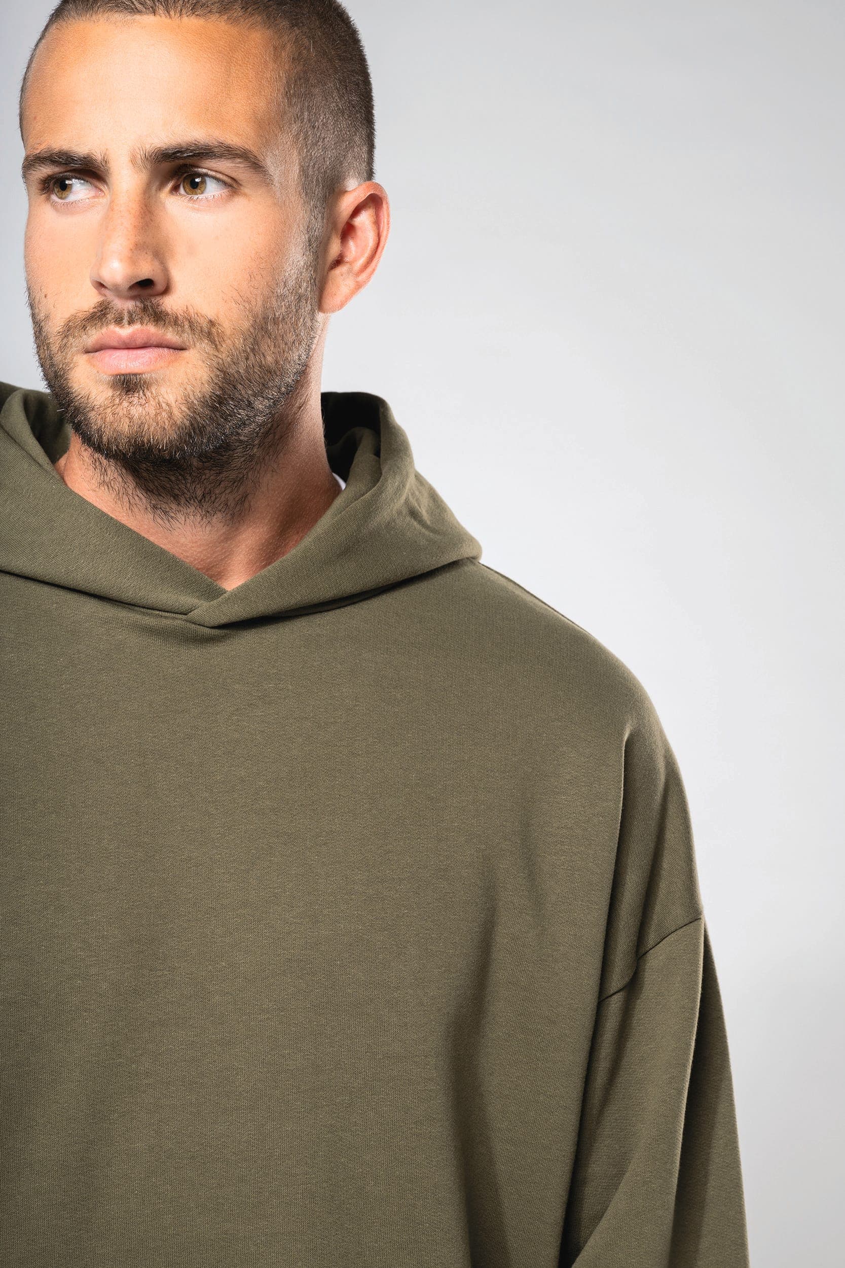 Sweatshirt à capuche molleton oversize unisexe en situation