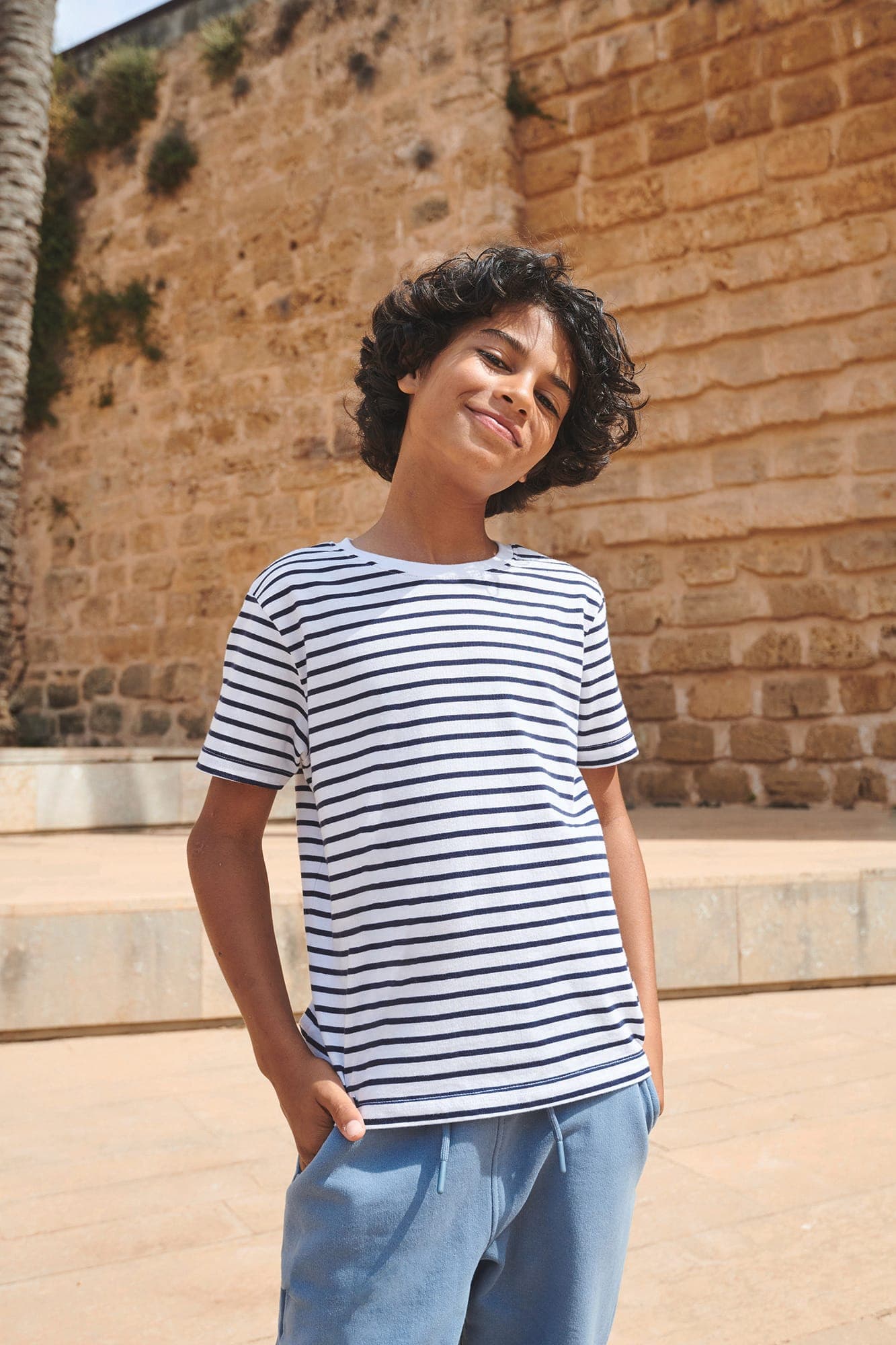 T-shirt rayé enfant en situation