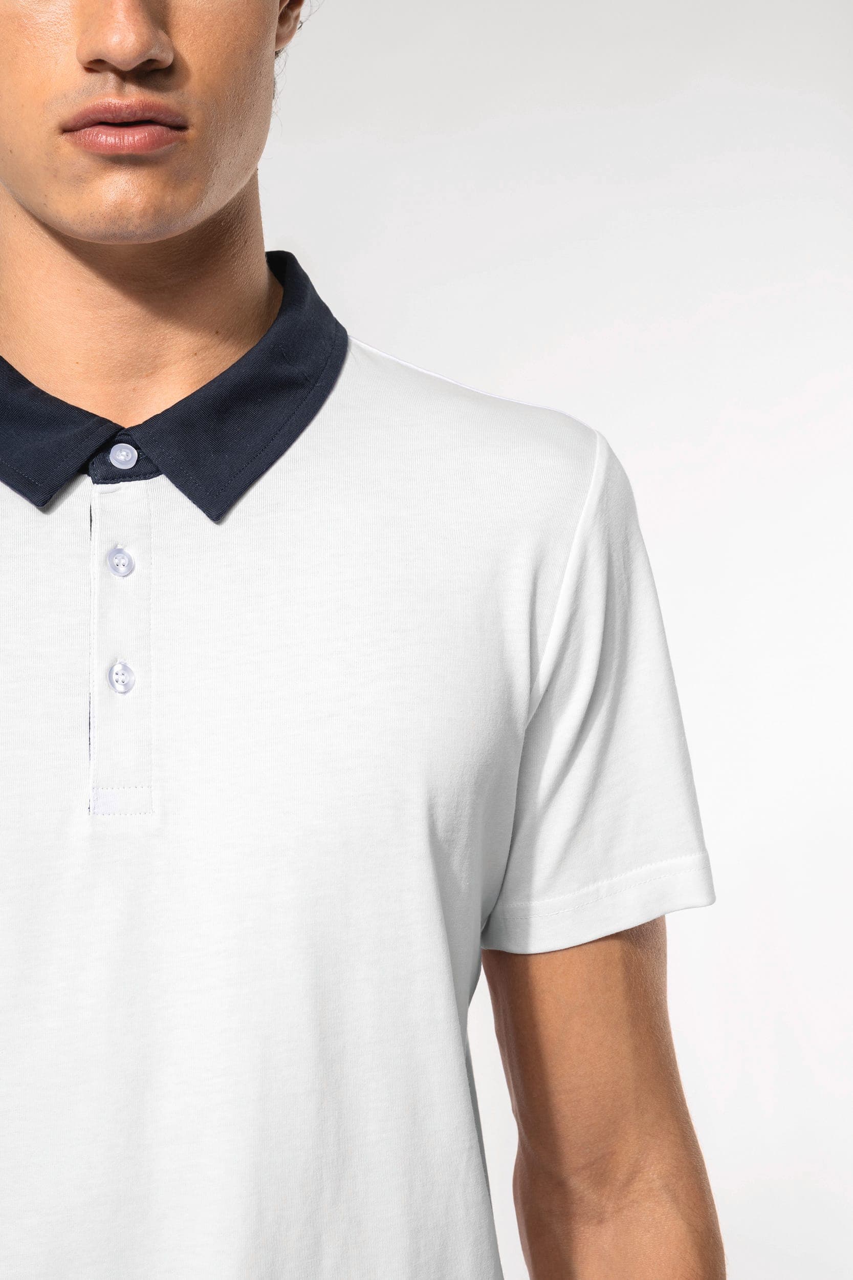 Polo jersey bicolore homme en situation