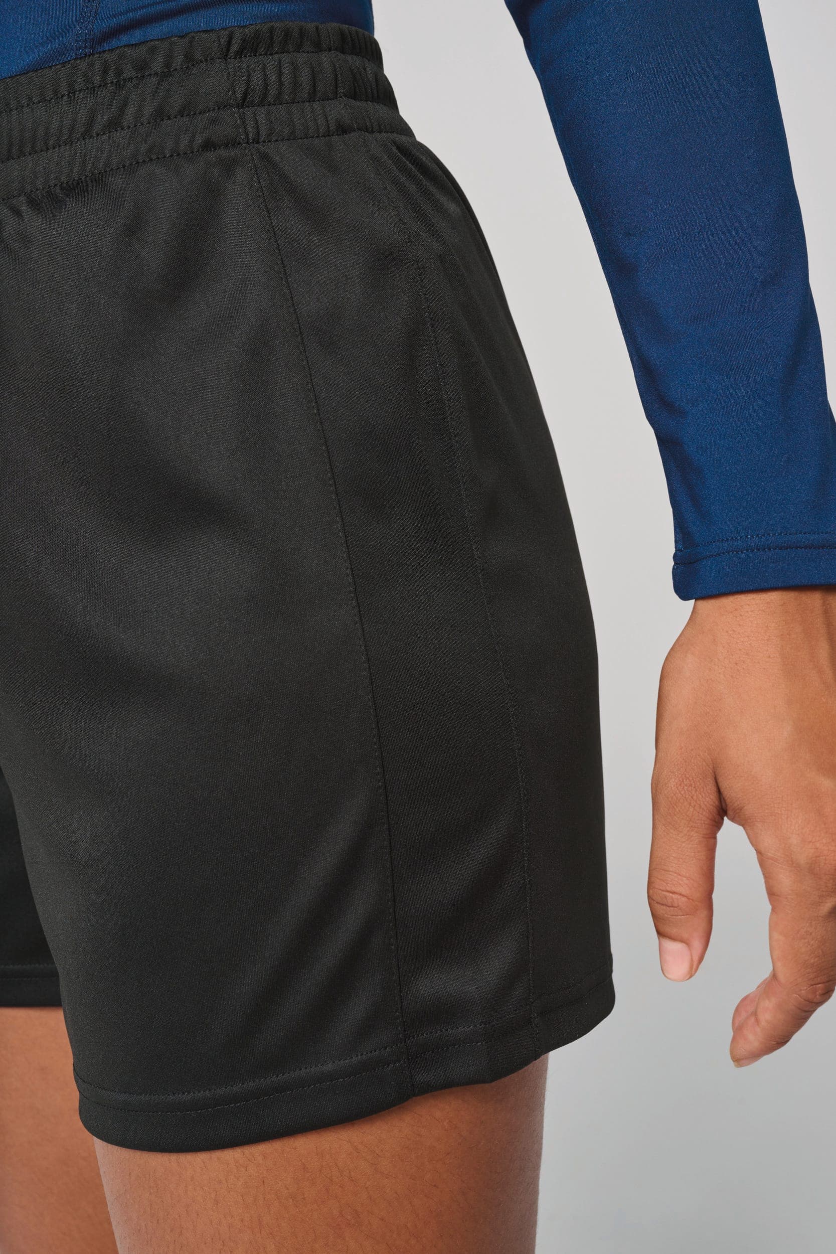 Short multisport en polyester femme en situation