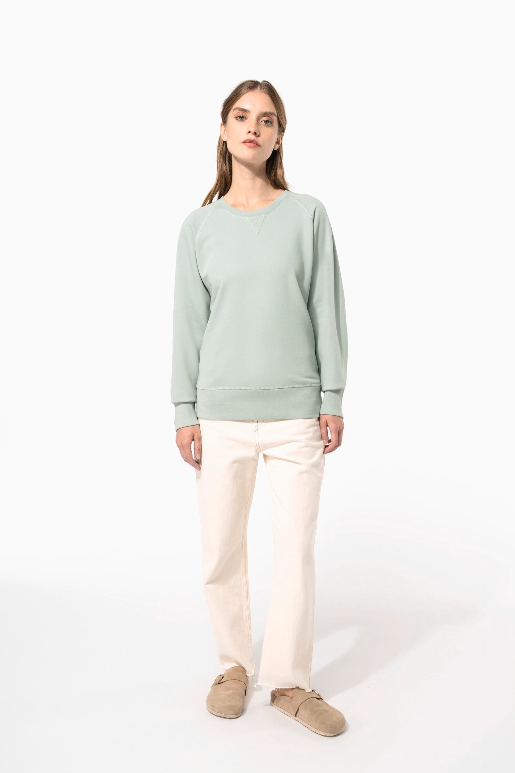 Sweat-shirt Bio col rond manches raglan femme en situation