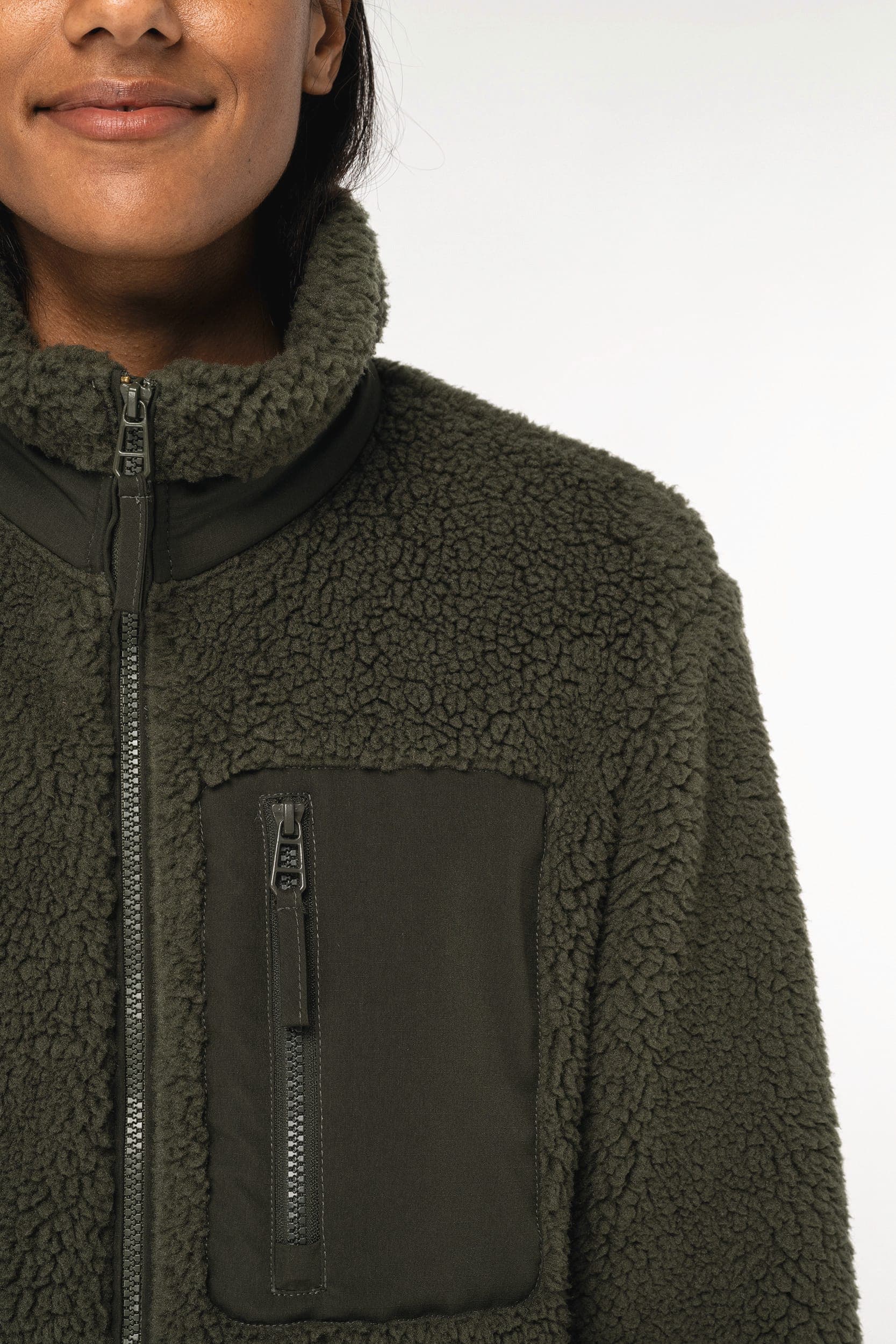Veste écoresponsable en sherpa unisexe en situation
