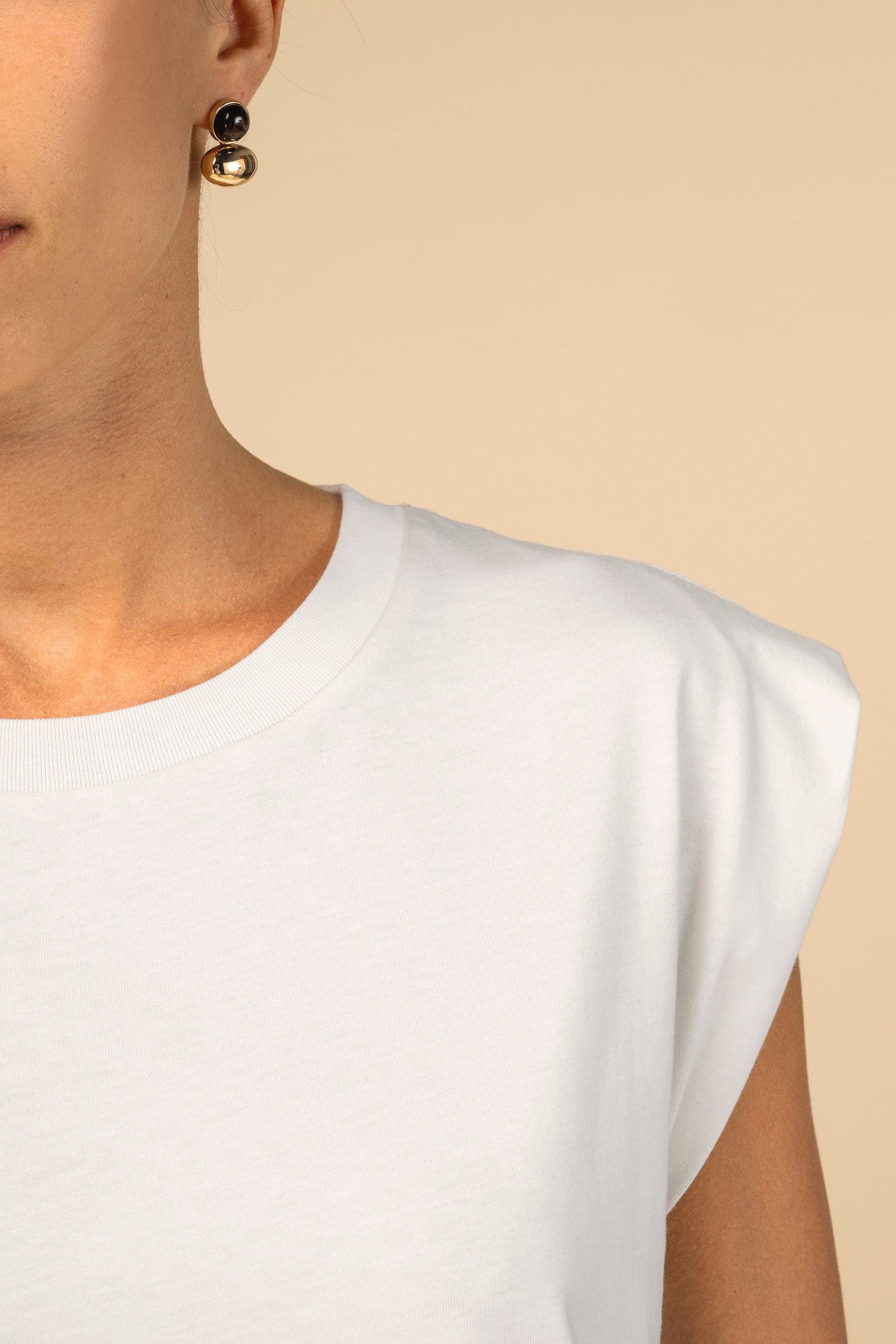 T-shirt écoresponsable sans manches à épaulettes femme en situation