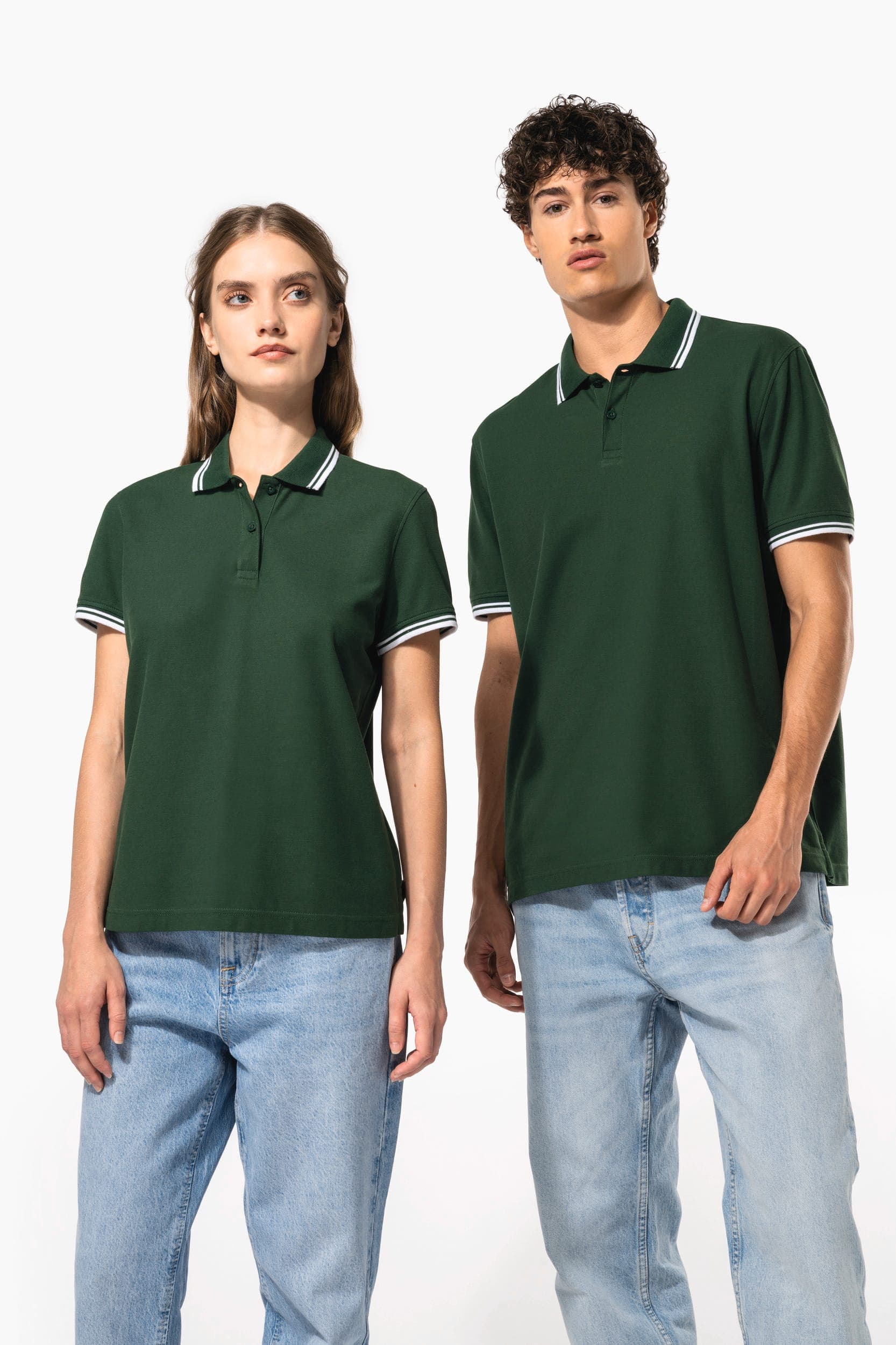 Polo femme manches courtes à liserés contrastés en situation