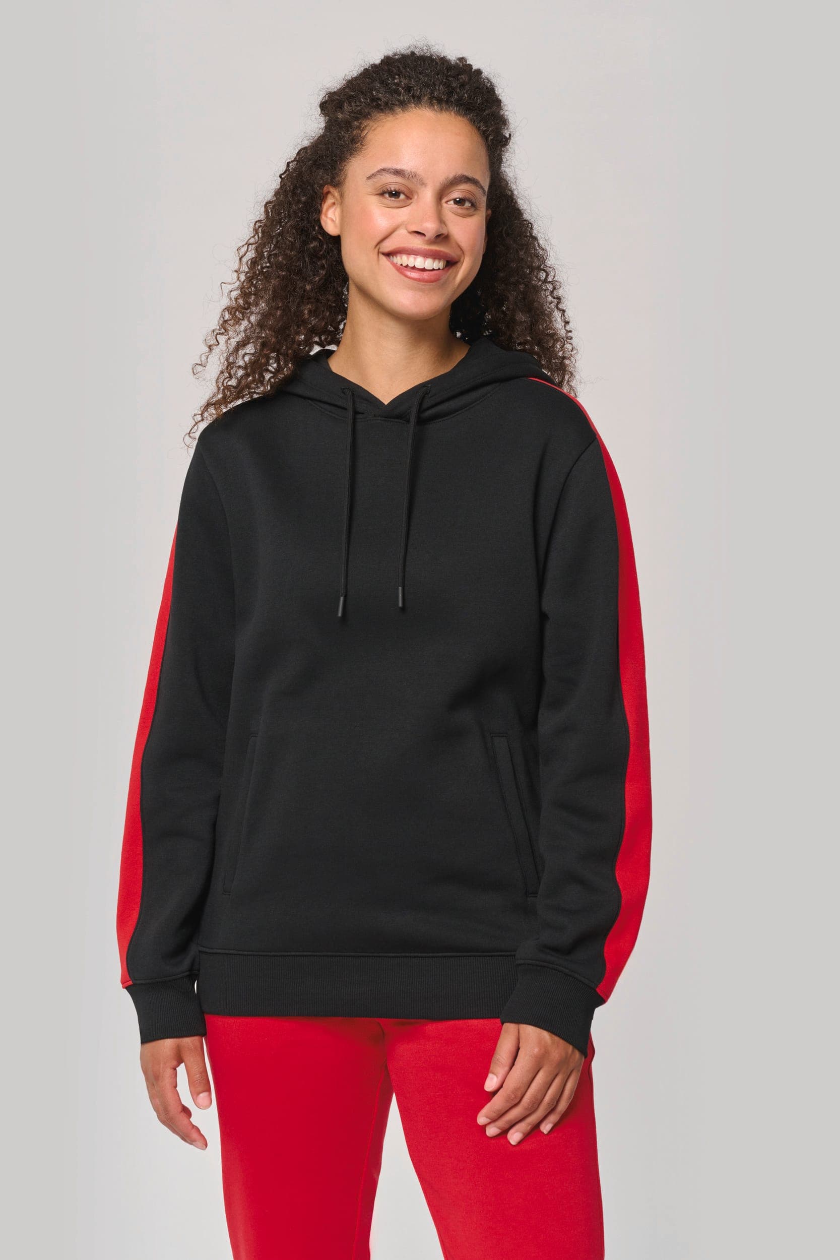 Sweat-shirt à capuche teamwear bicolore unisexe en situation