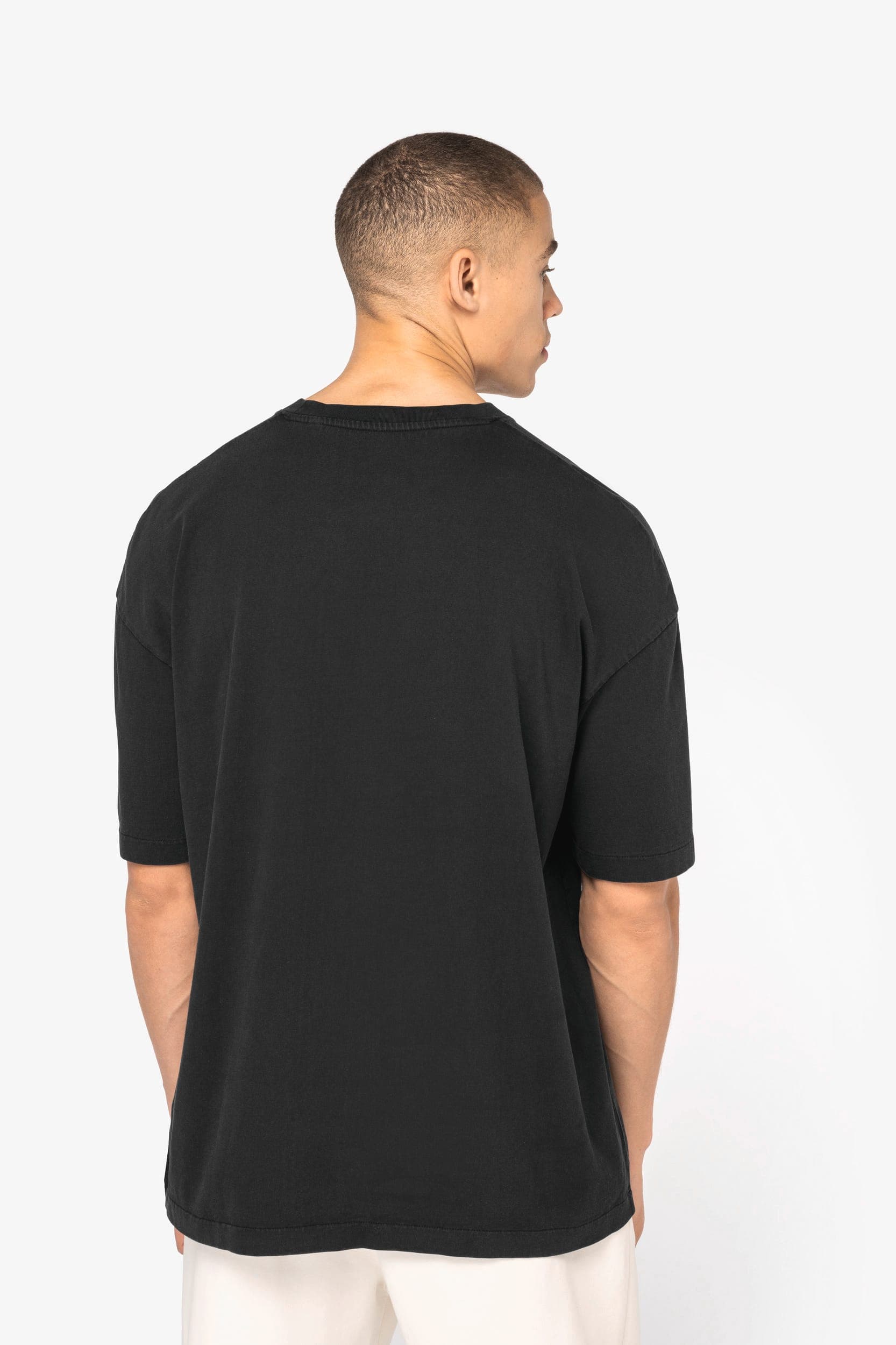 T-shirt écoresponsable oversize délavé homme en situation