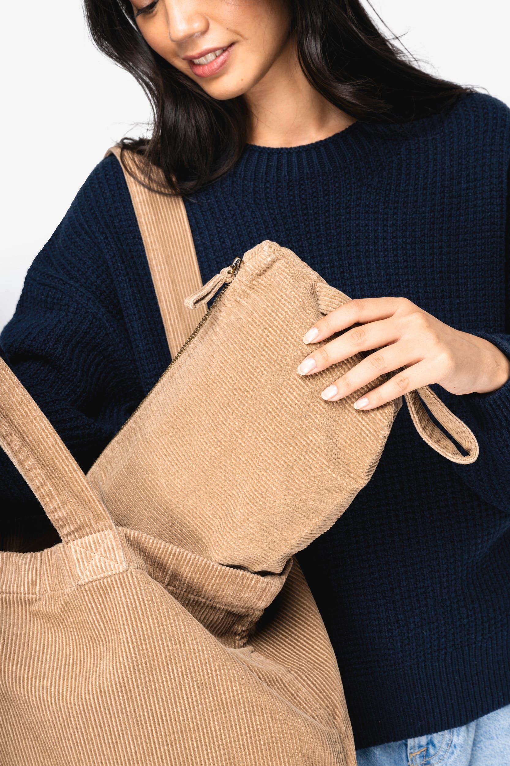 Pochette écoresponsable délavée en velours côtelé en situation