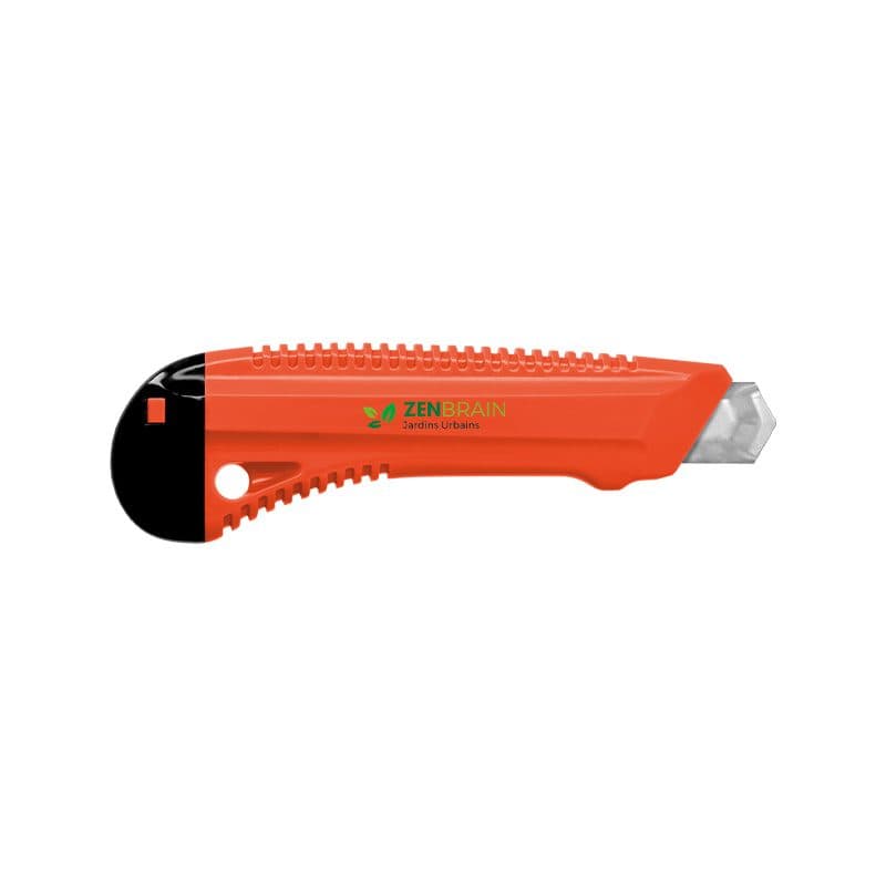 CUTTER PLASTIQUE PROFESSIONNEL AVEC GUIDE METAL ET BLOCAGE DE LAME en situation