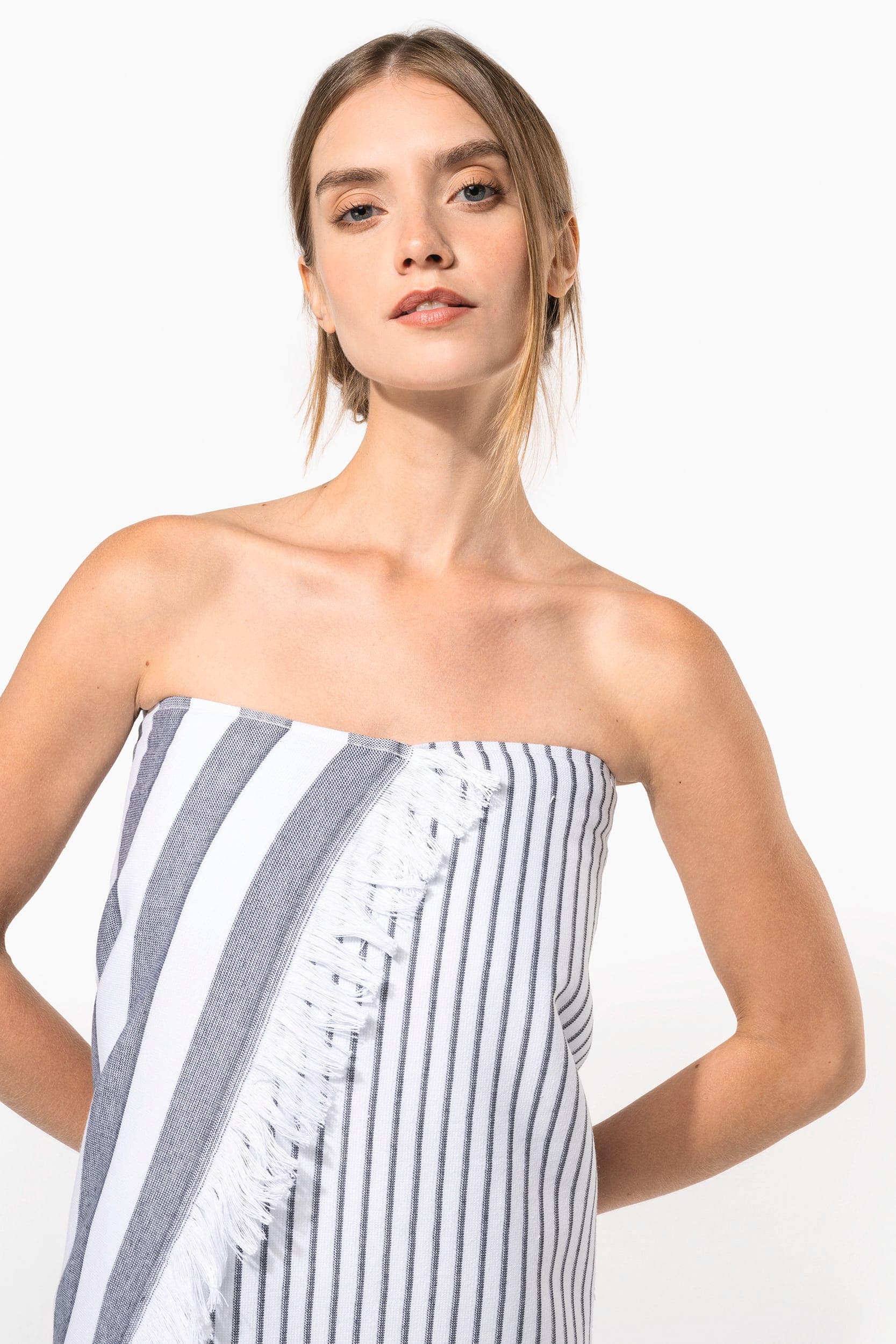 Fouta rayée avec franges en situation