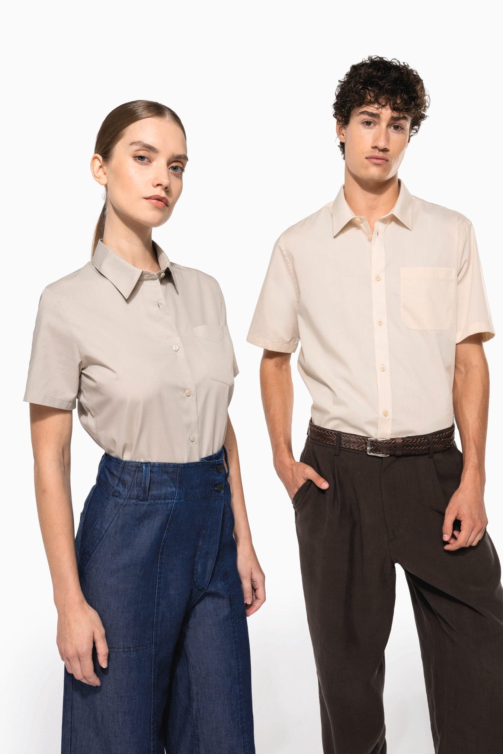 Chemise popeline polycoton manches courtes entretien facile homme en situation