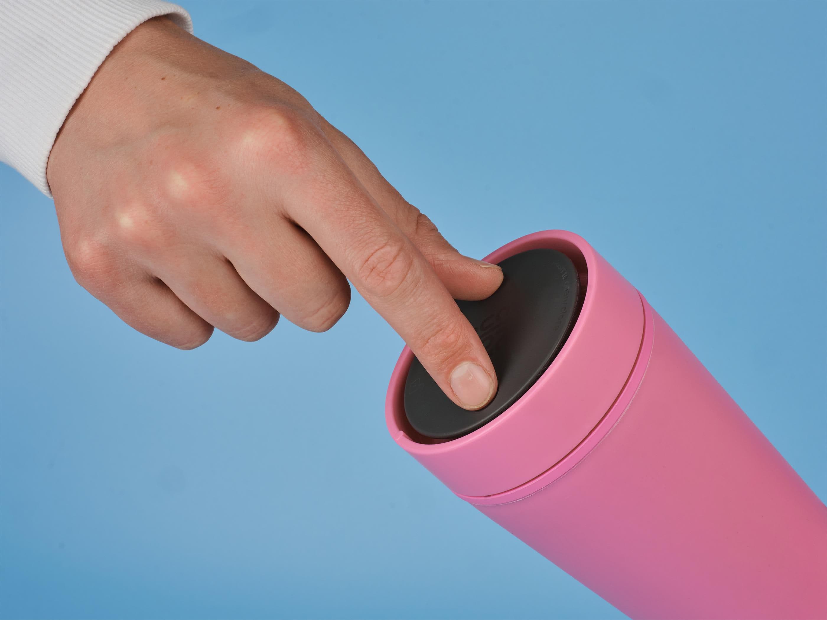 Mug Circular&Co Bubblegum café recyclé 340 ml en situation