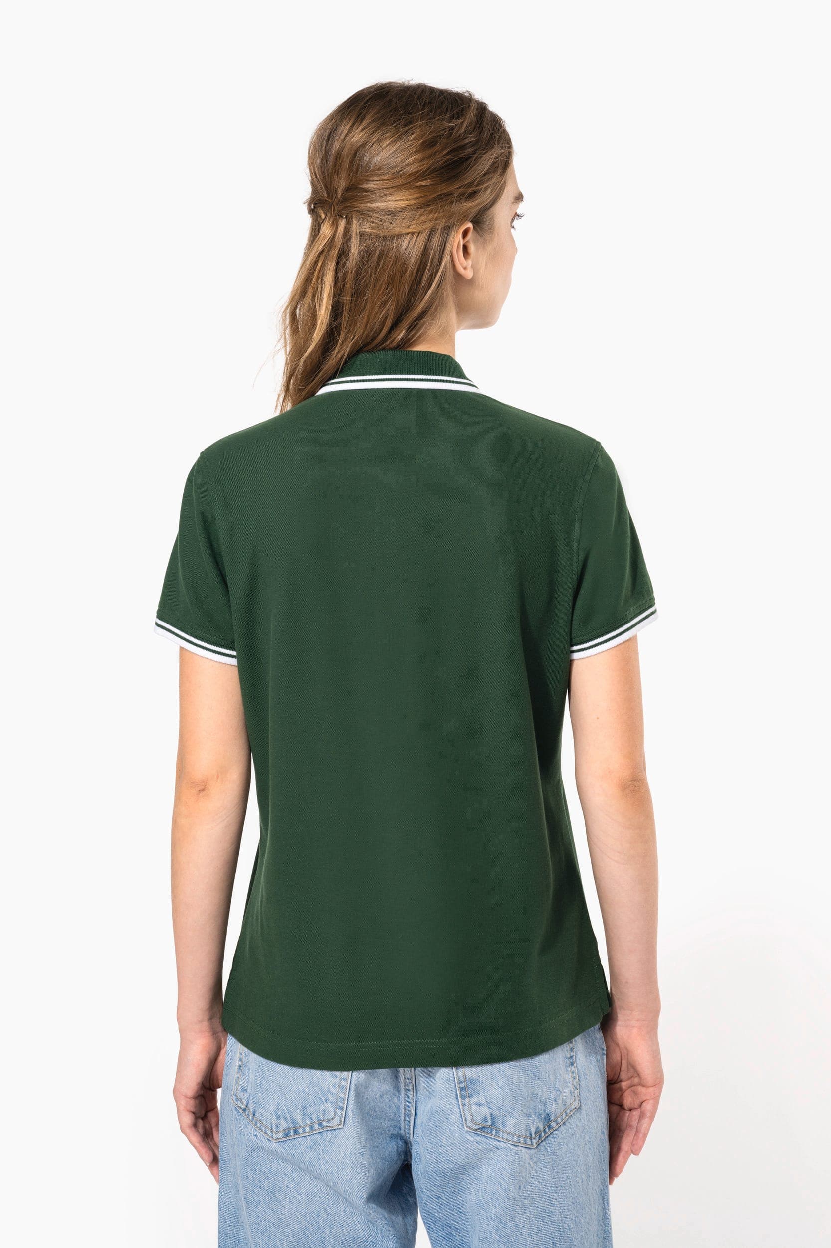 Polo femme manches courtes à liserés contrastés en situation