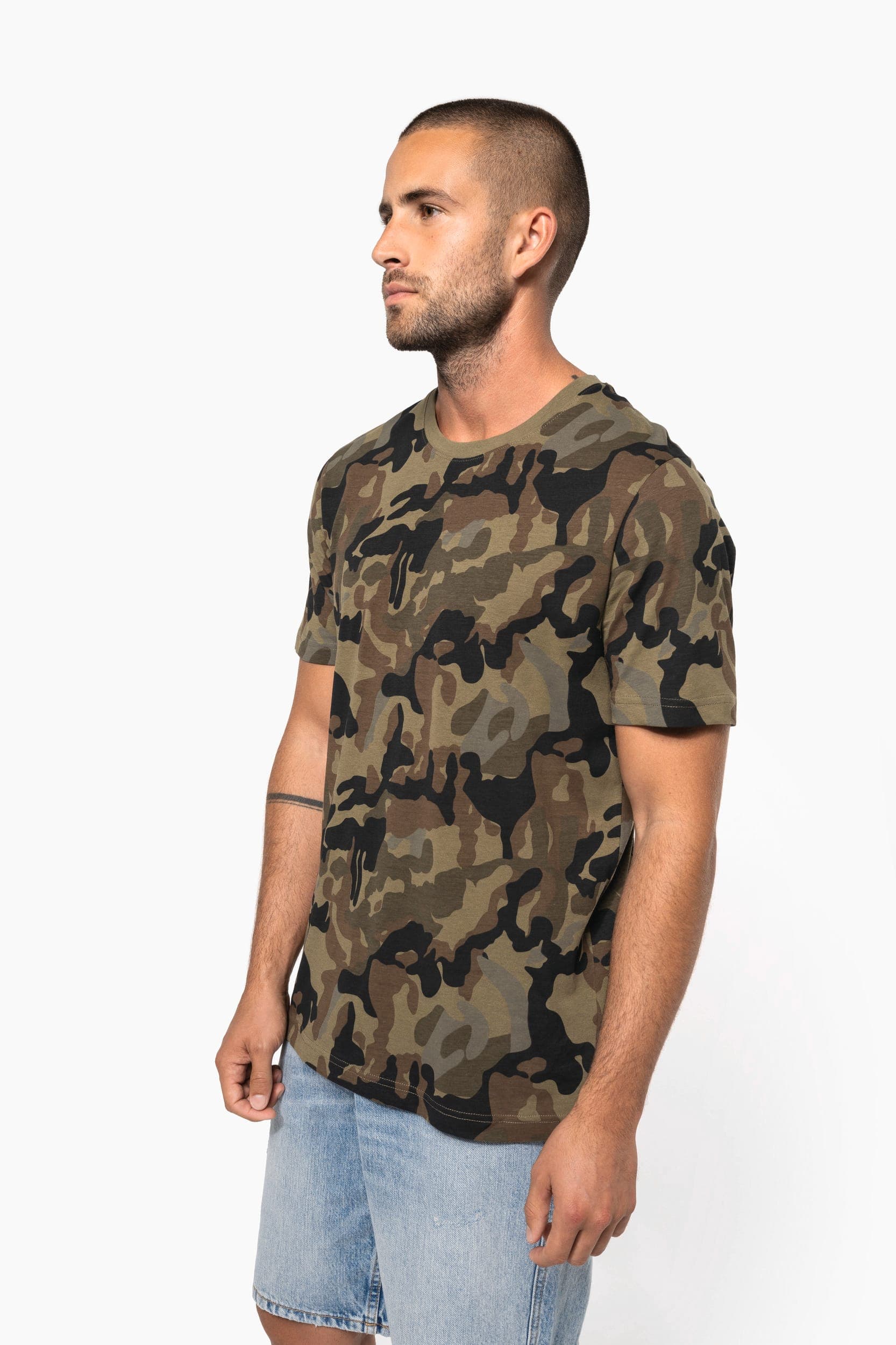 T-shirt camo manches courtes homme en situation