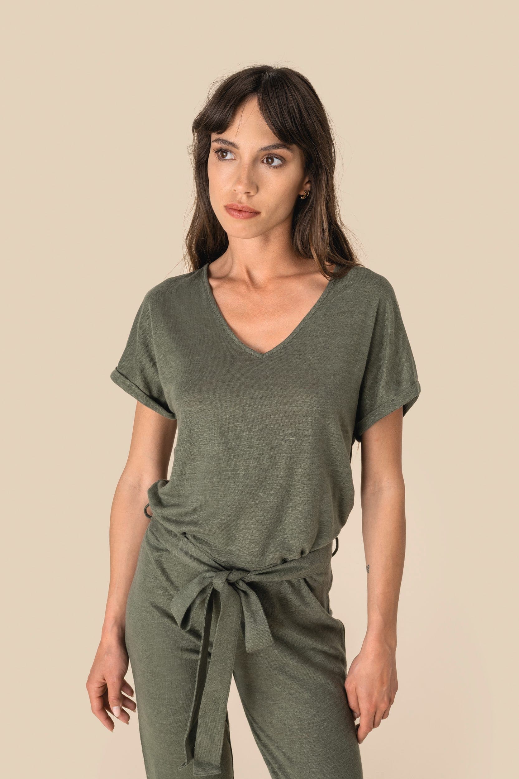 Combinaison en maille manches courtes en lin femme en situation