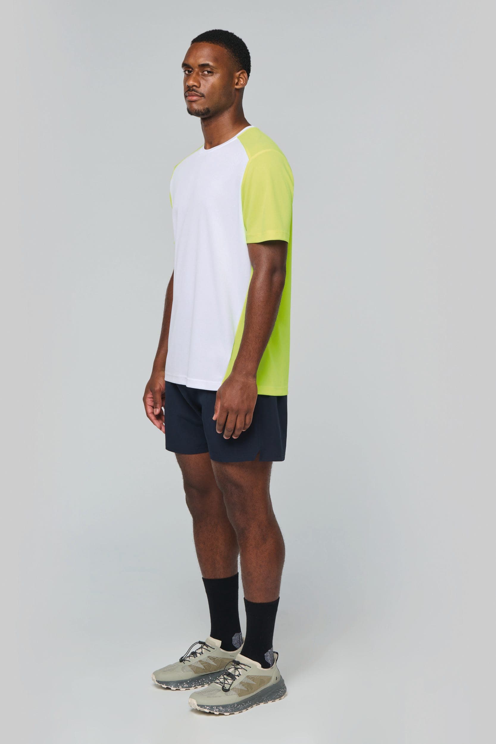 T-shirt de sport écoresponsable bicolore homme en situation