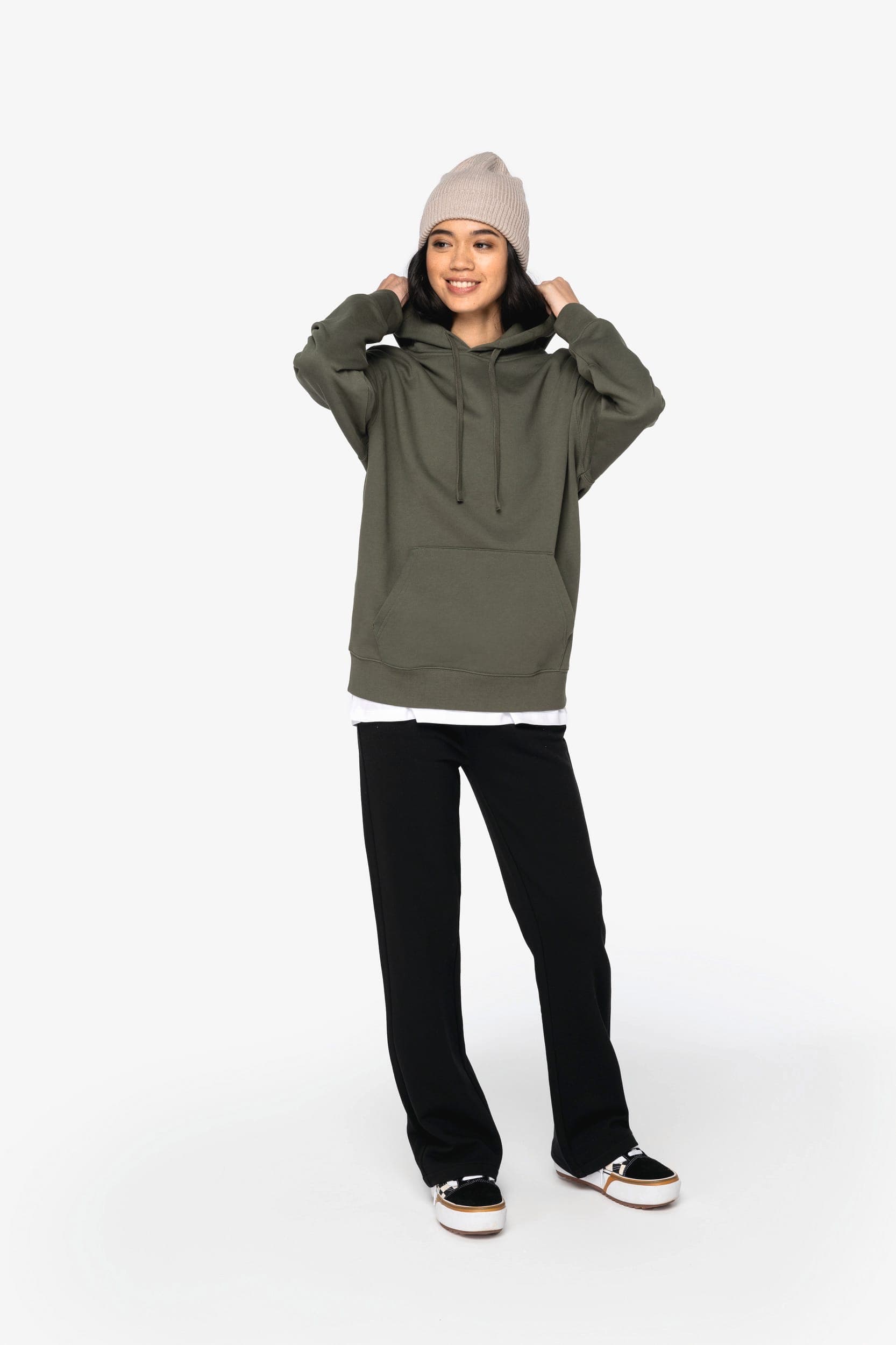 Sweat-shirt écoresponsable à capuche à épaules tombantes molleton gratté unisexe en situation
