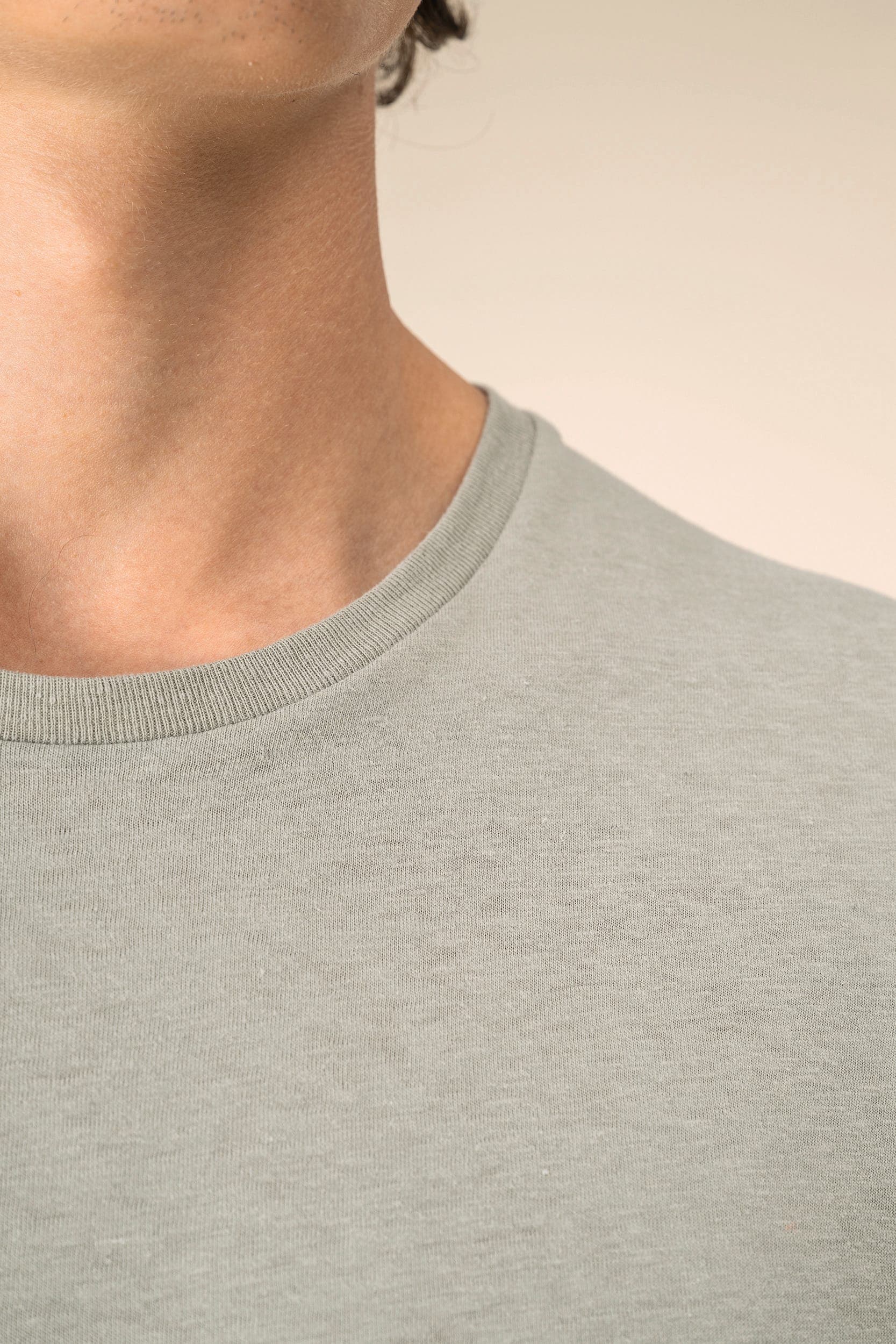 T-shirt écoresponsable en coton bio et lin unisexe en situation