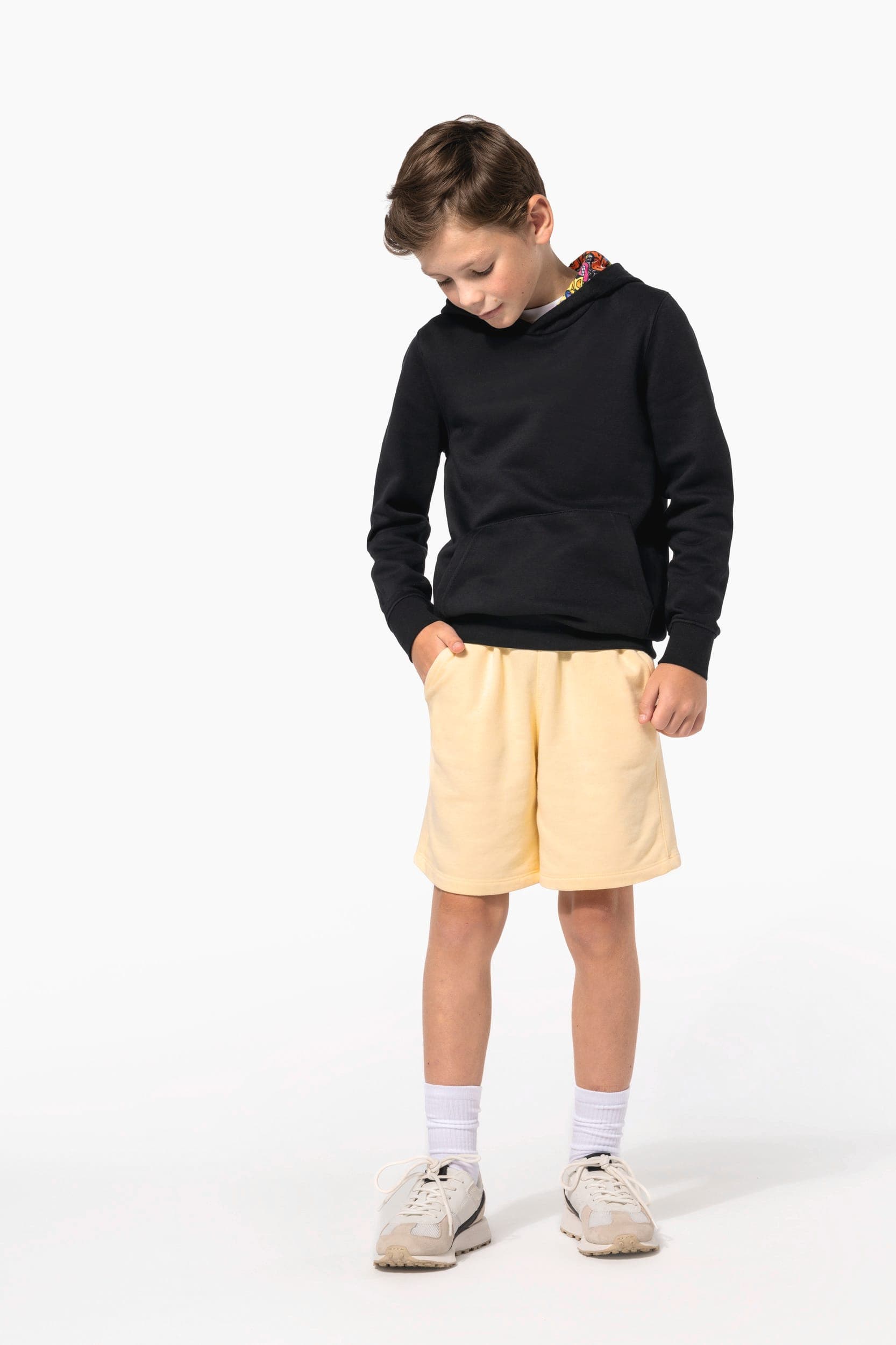 Sweat-shirt à capuche contrastée à motifs enfant unisexe en situation