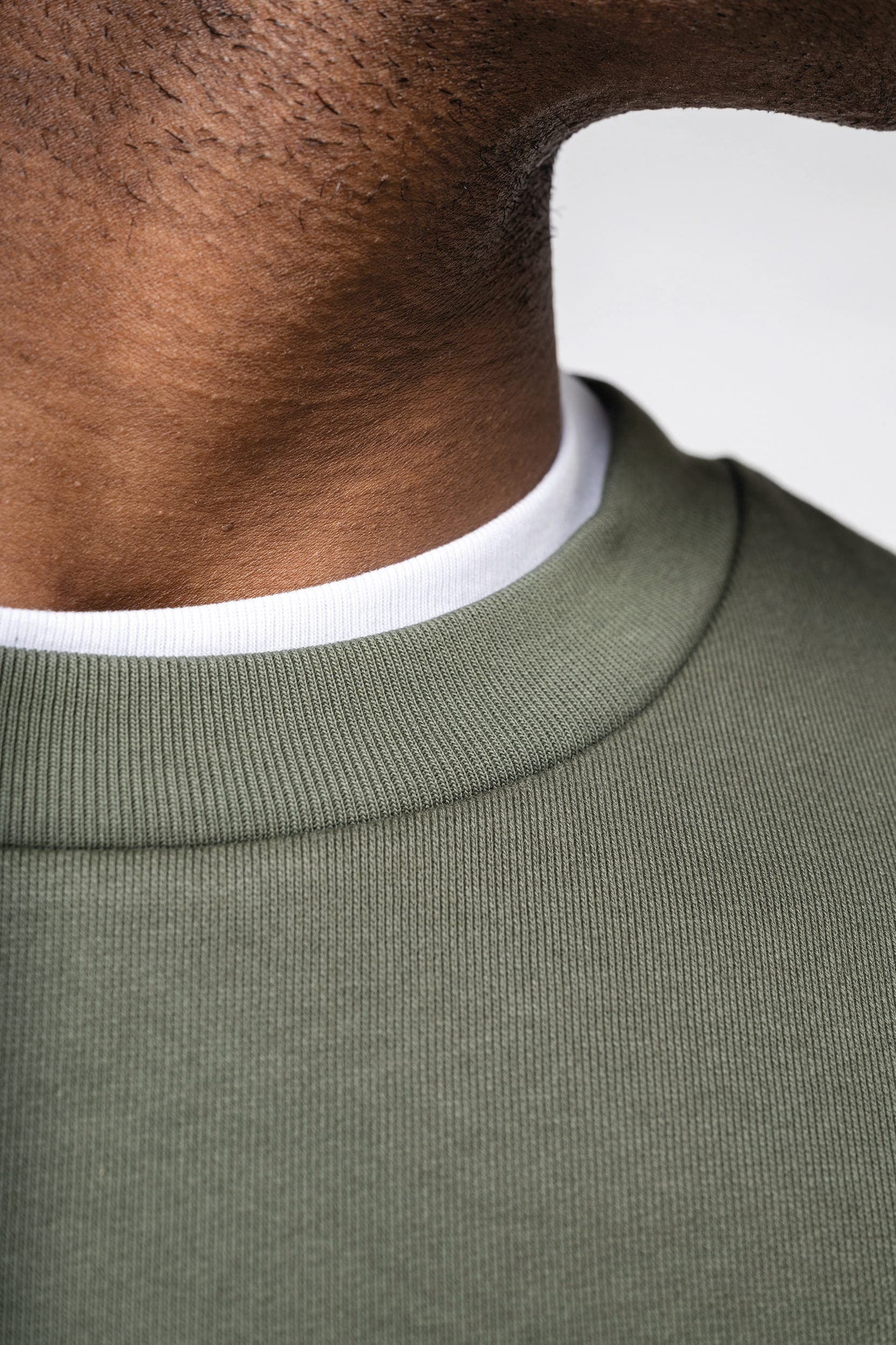 Sweat-shirt écoresponsable à col rond à épaules tombantes molleton gratté unisexe en situation