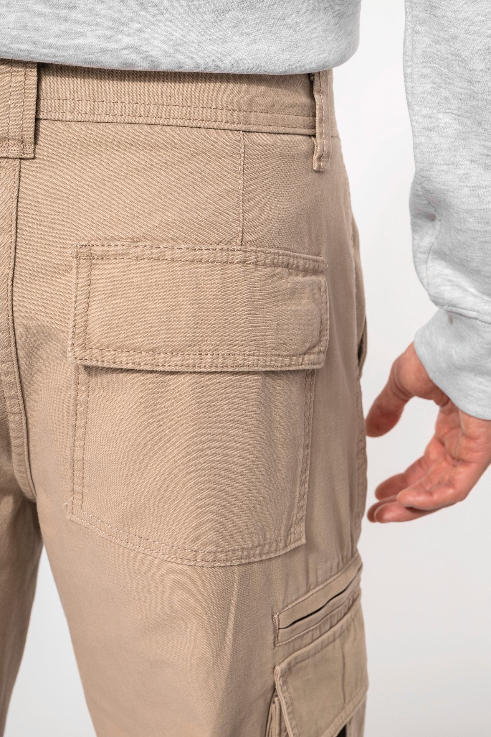 Pantalon multipoches homme en situation