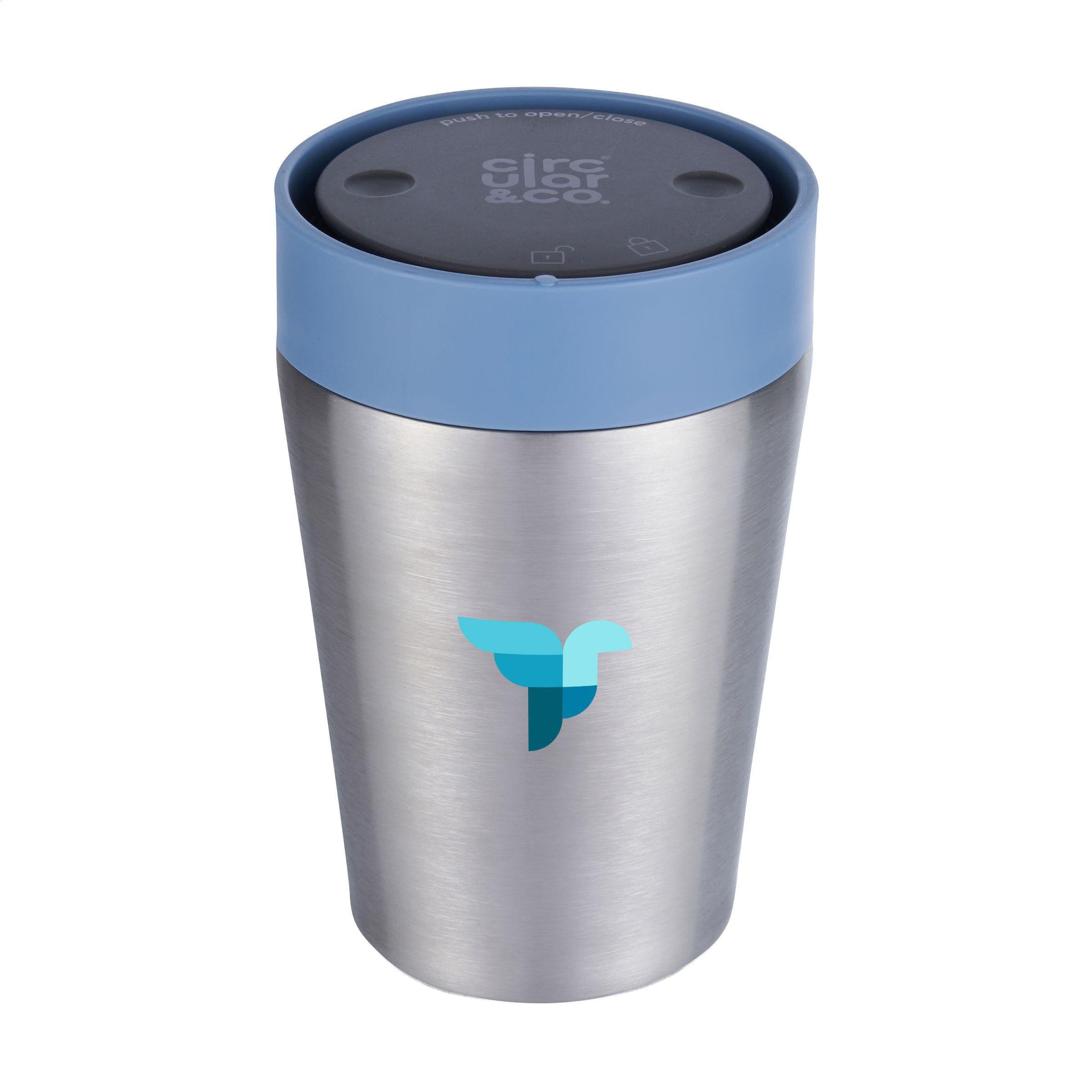 Mug café Circular&Co acier inoxydable recyclé 227 ml en situation