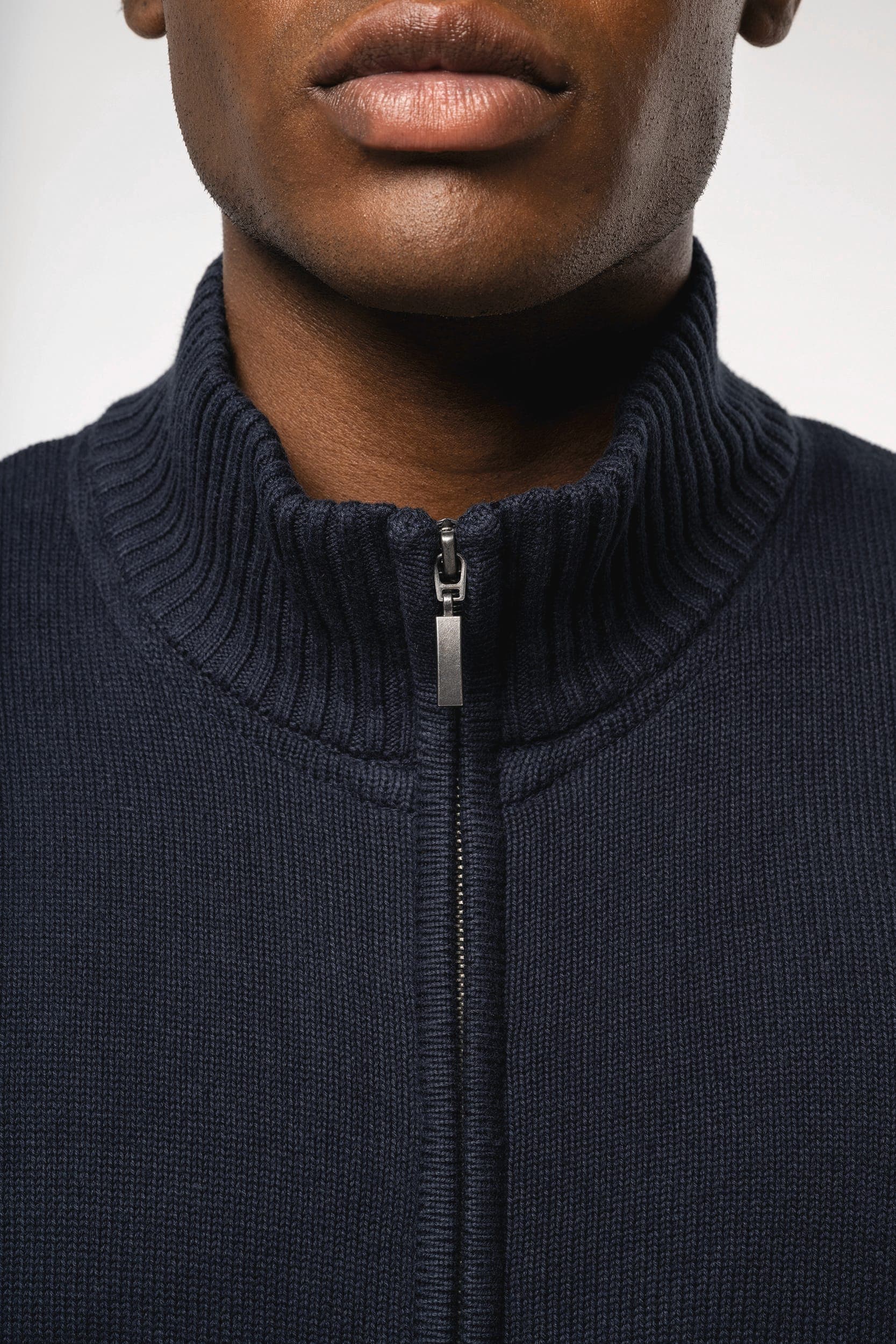 Cardigan zippé en situation