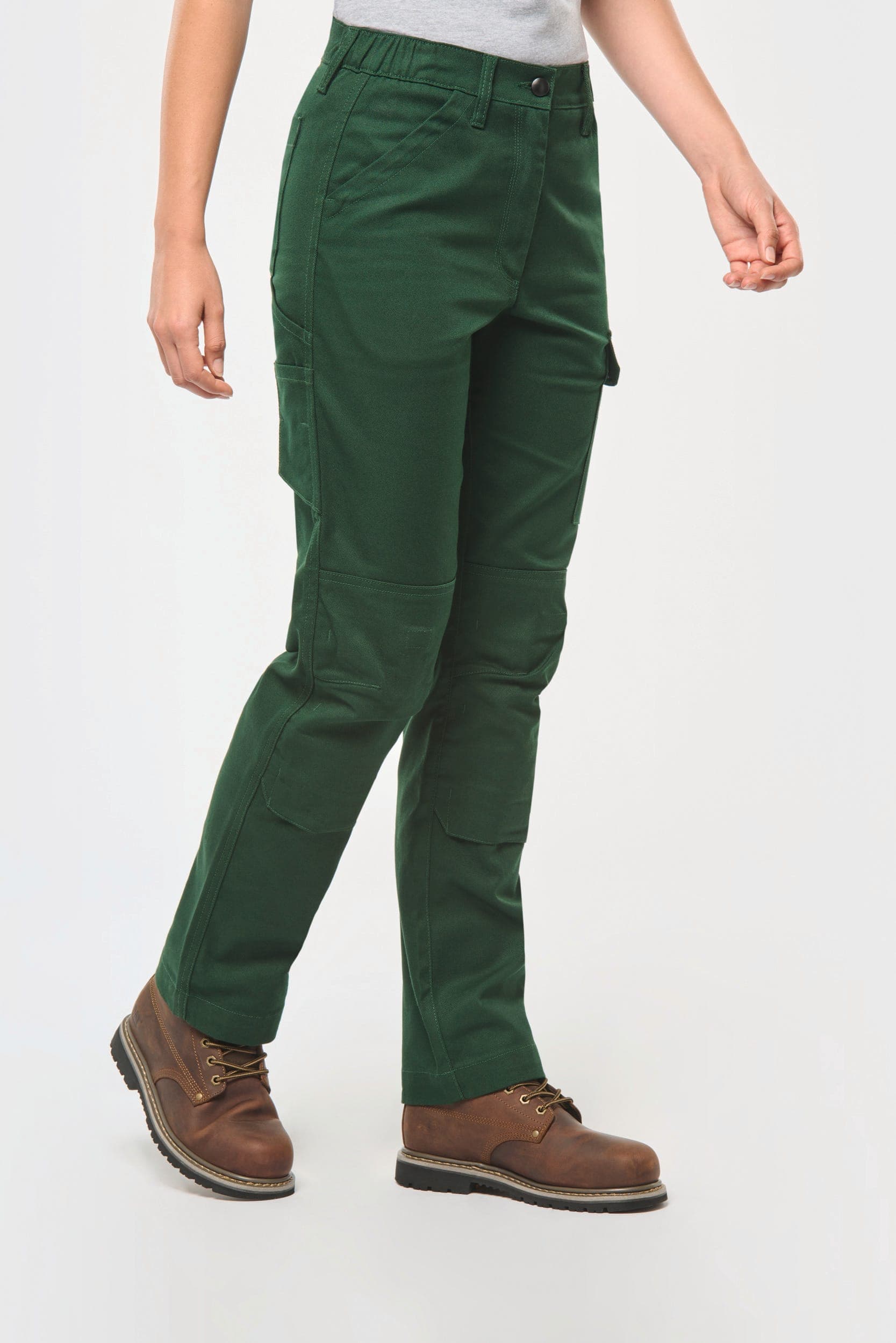 Pantalon de travail multipoches femme en situation