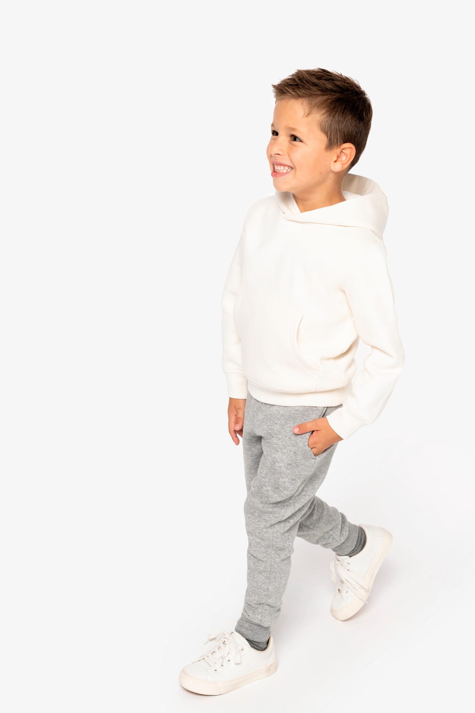 Sweat-shirt écoresponsable à capuche enfant en situation