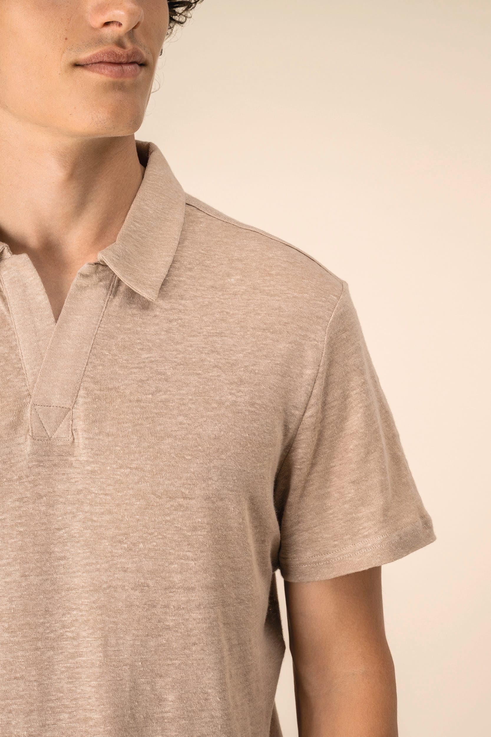 Polo en lin homme en situation