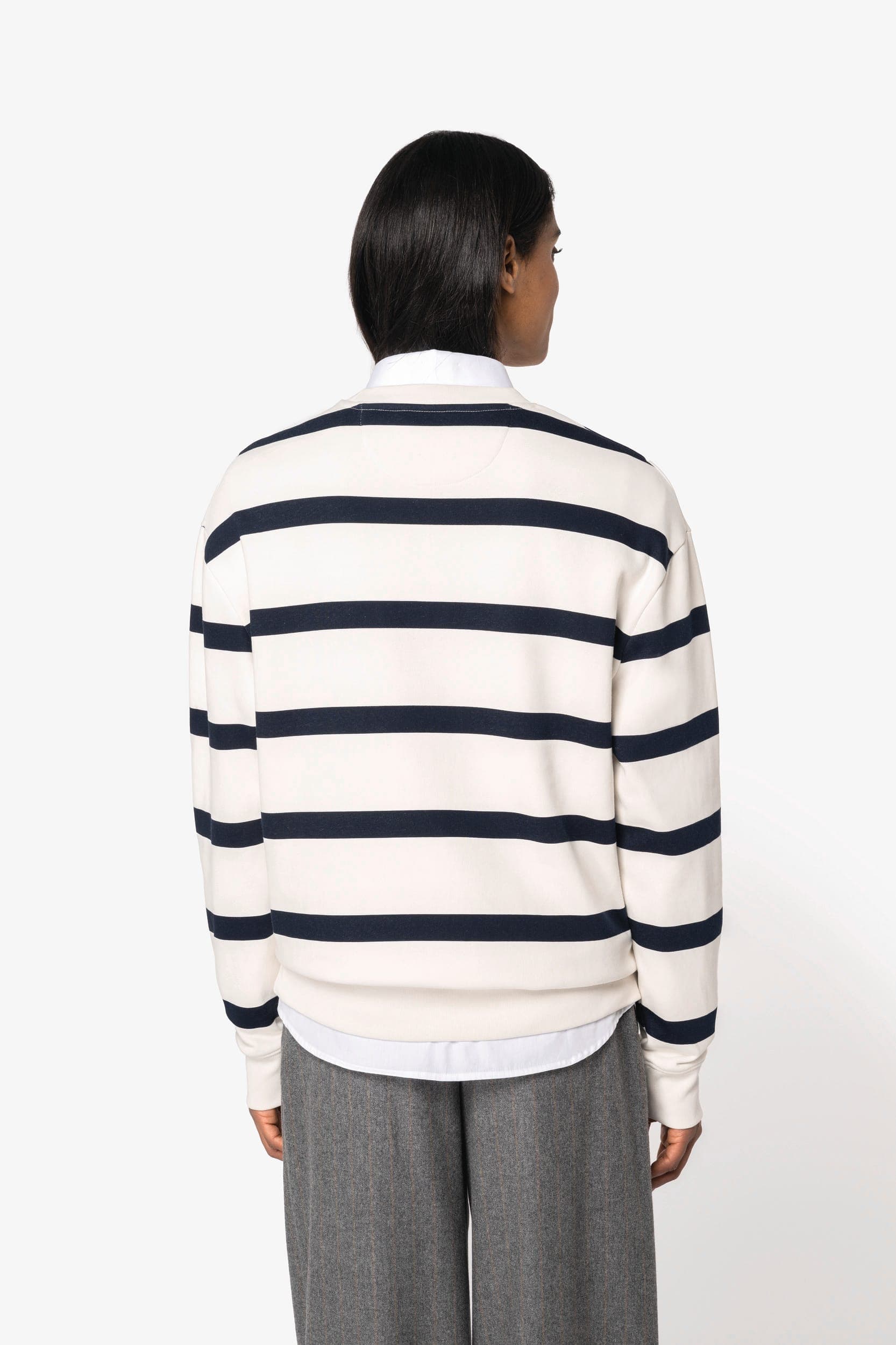 Sweat-shirt écoresponsable à col rond à rayures et épaules tombantes unisexe en situation