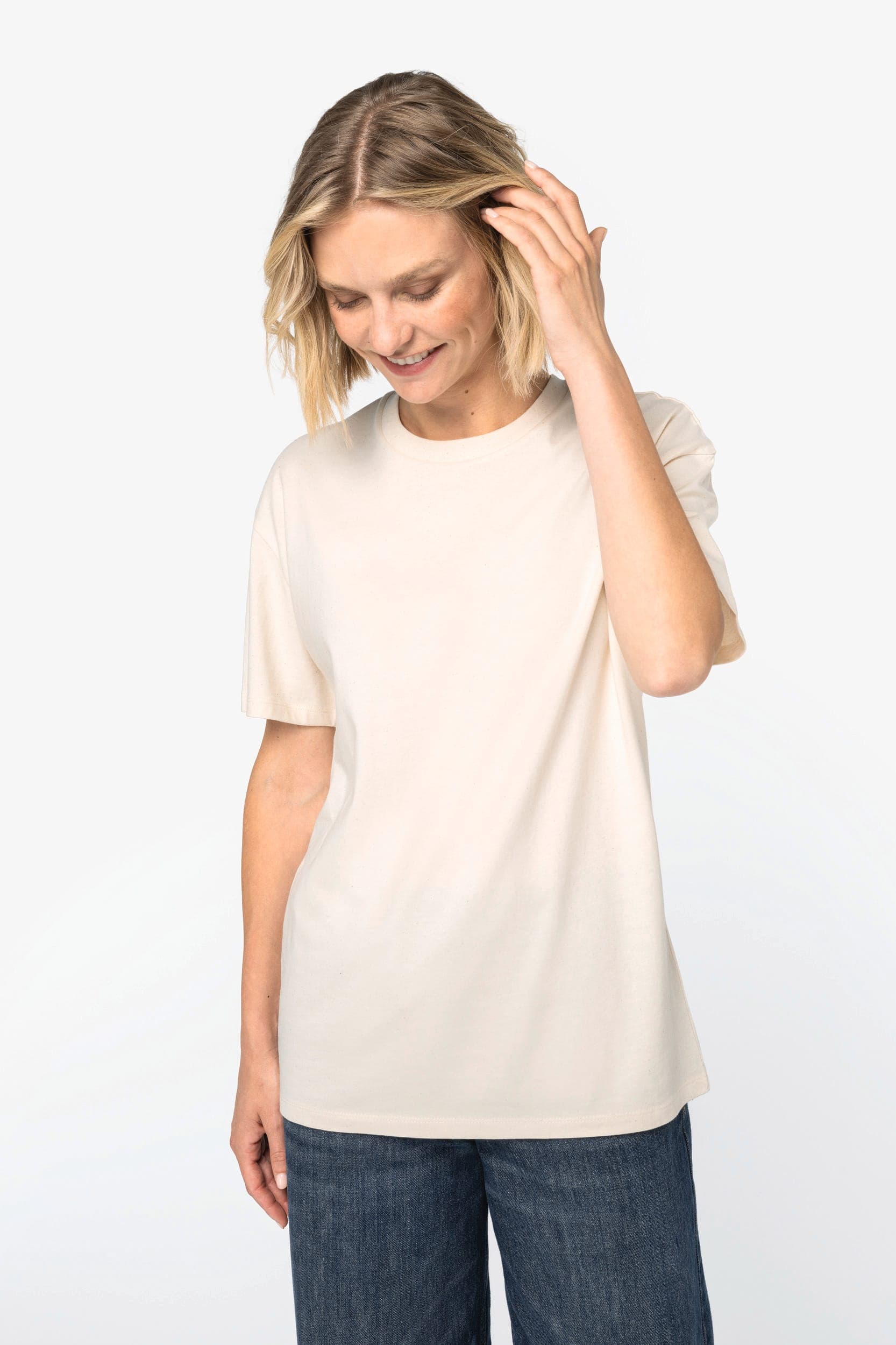 T-shirt écoresponsable à épaules tombantes unisexe en situation