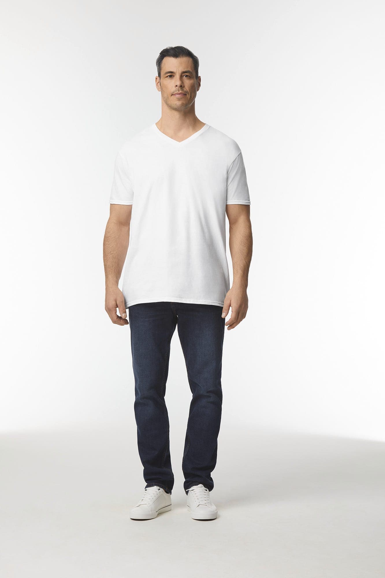 T-shirt homme col v Softstyle en situation
