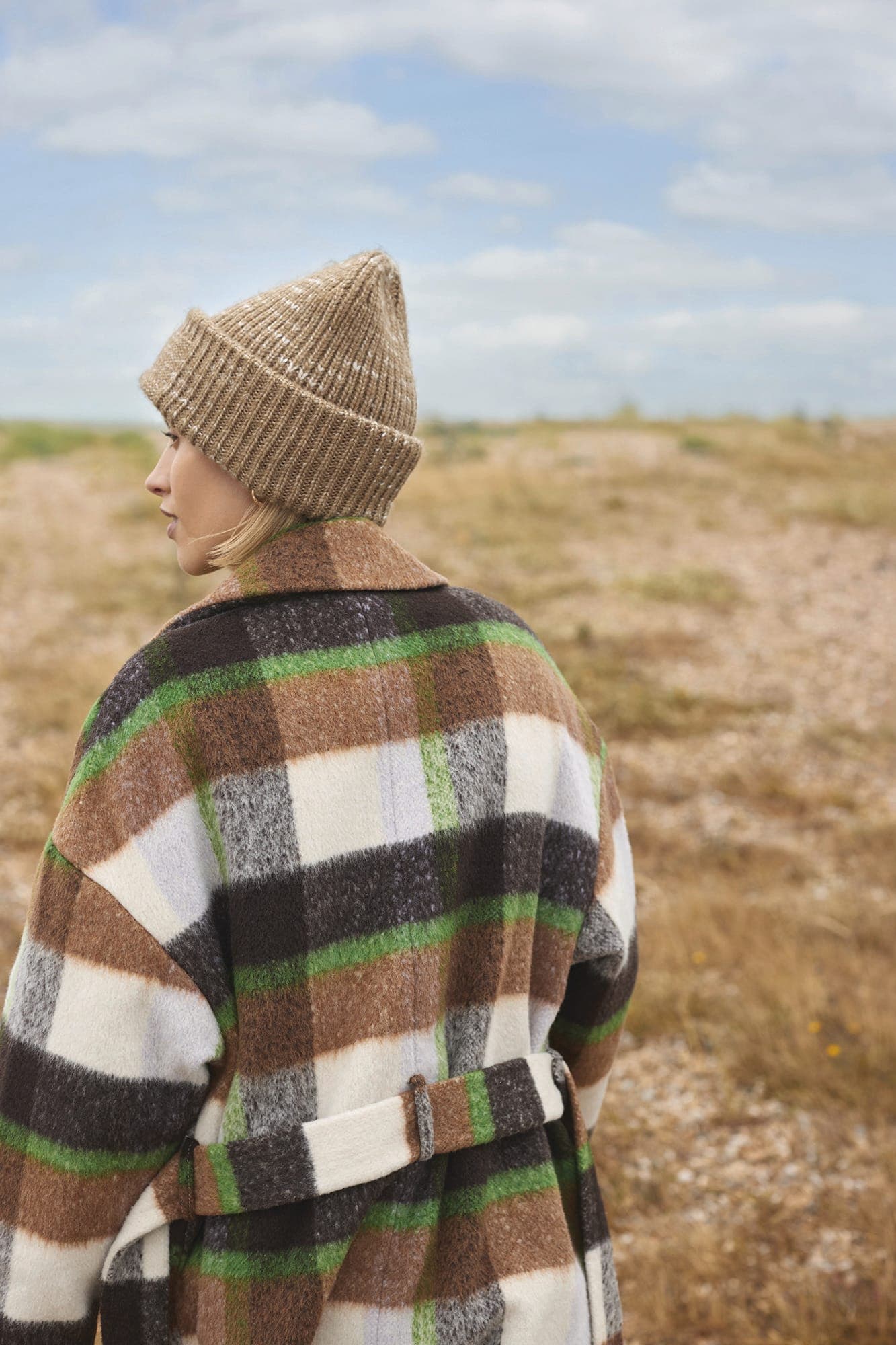 CHUNKY KNITTED PATCH BEANIE en situation