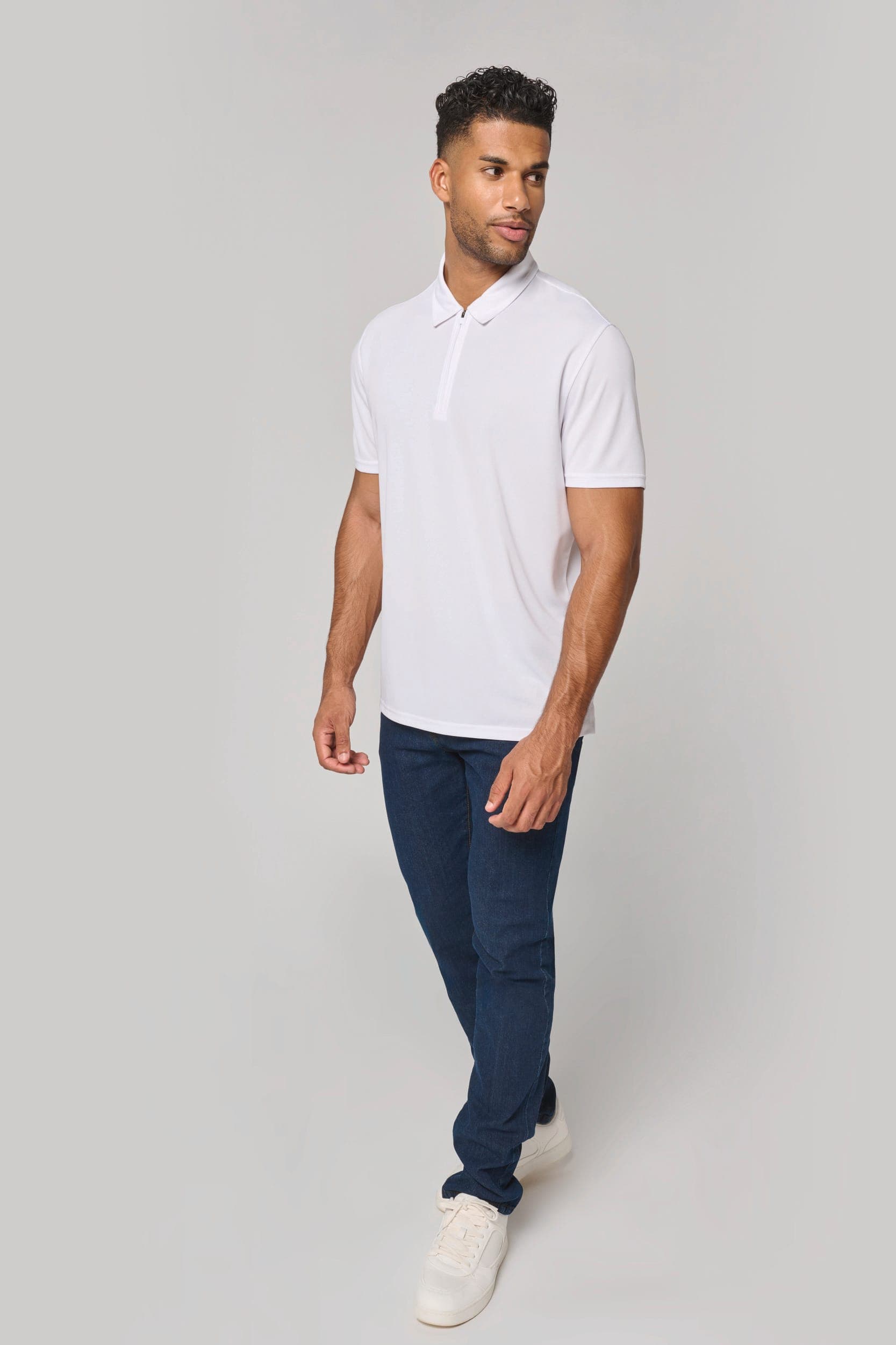 Polo de sport col 1/4 zip homme en situation