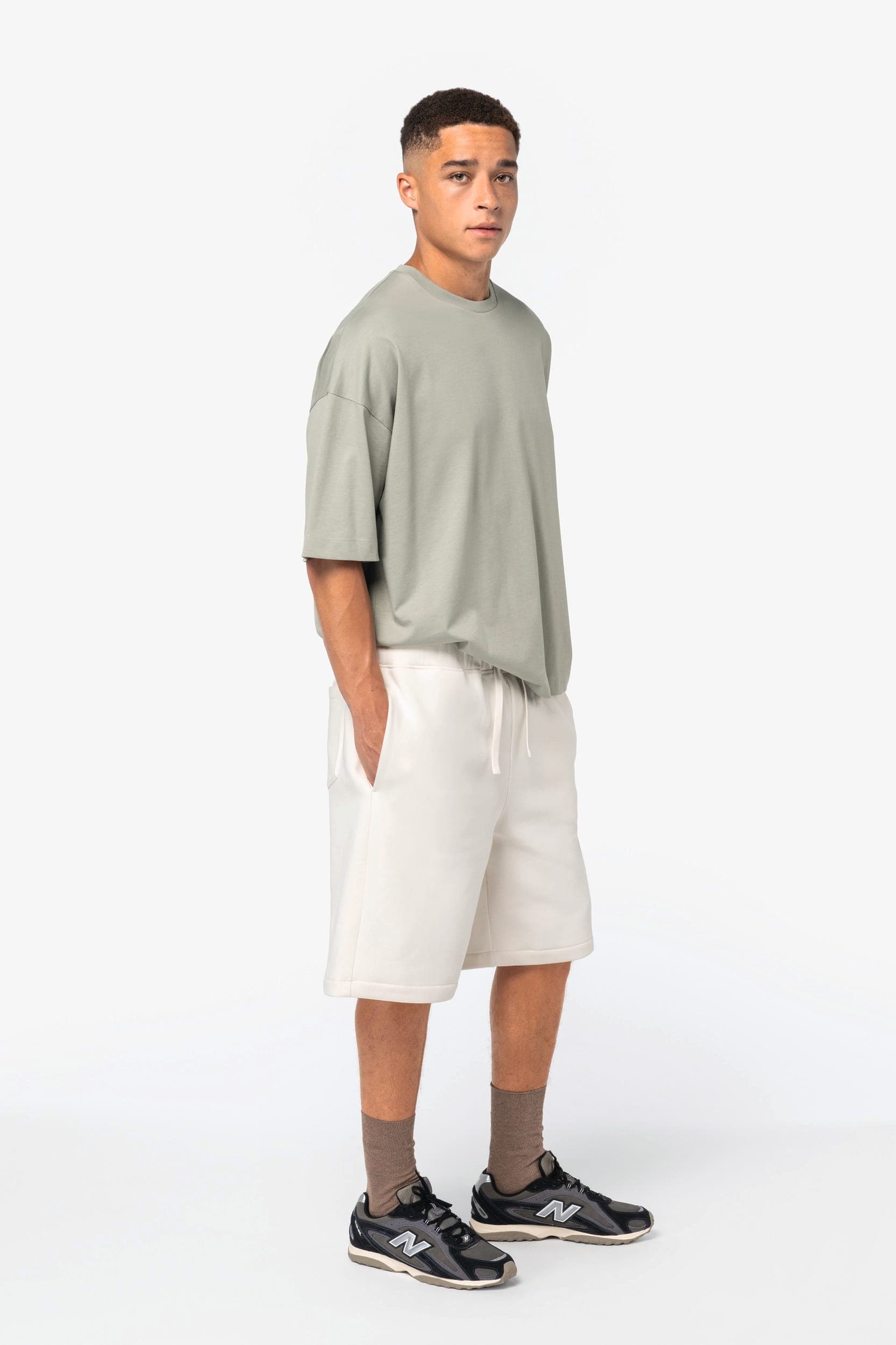 Bermuda écoresponsable ample homme en situation