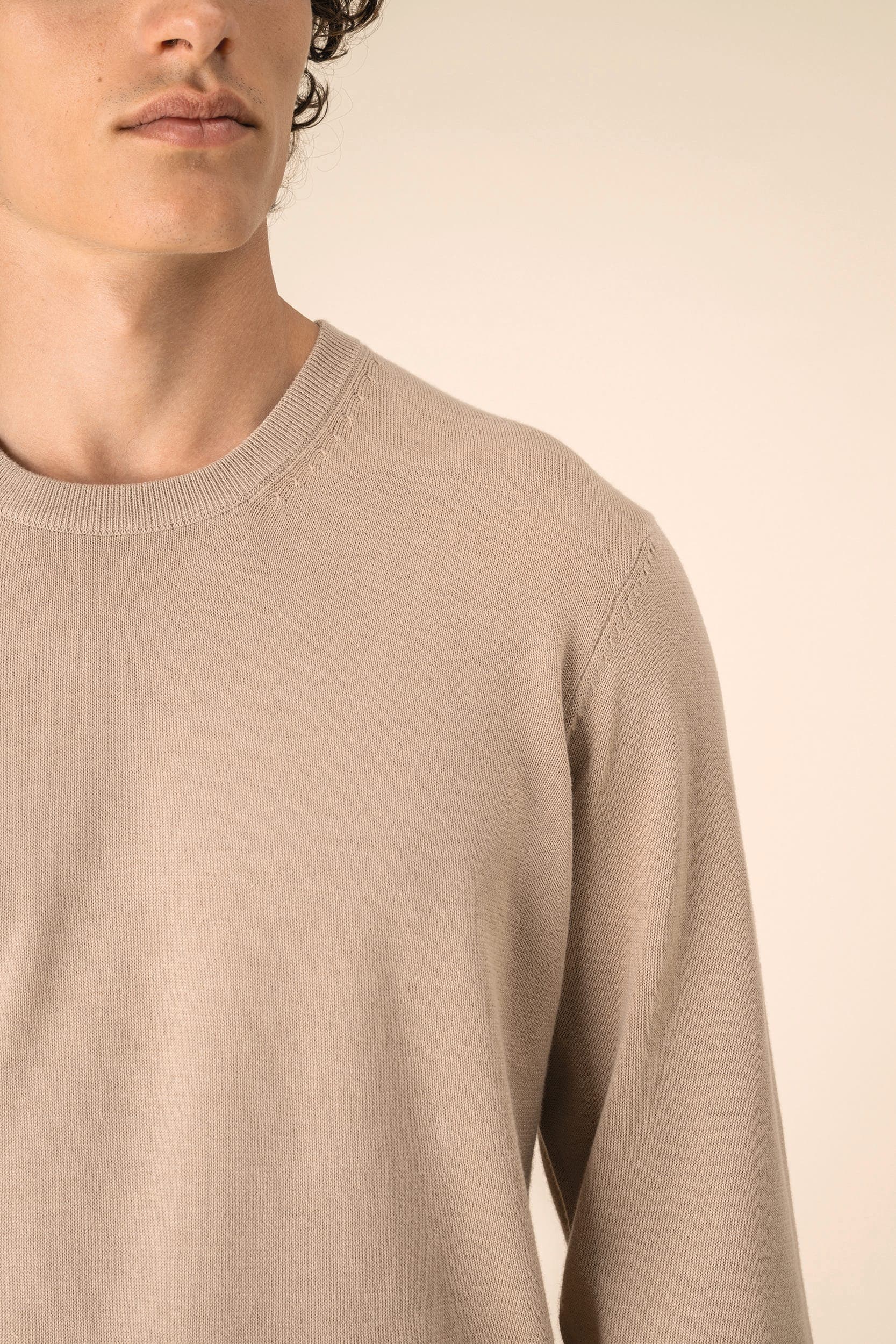 Pull écoresponsable à col rond homme en situation