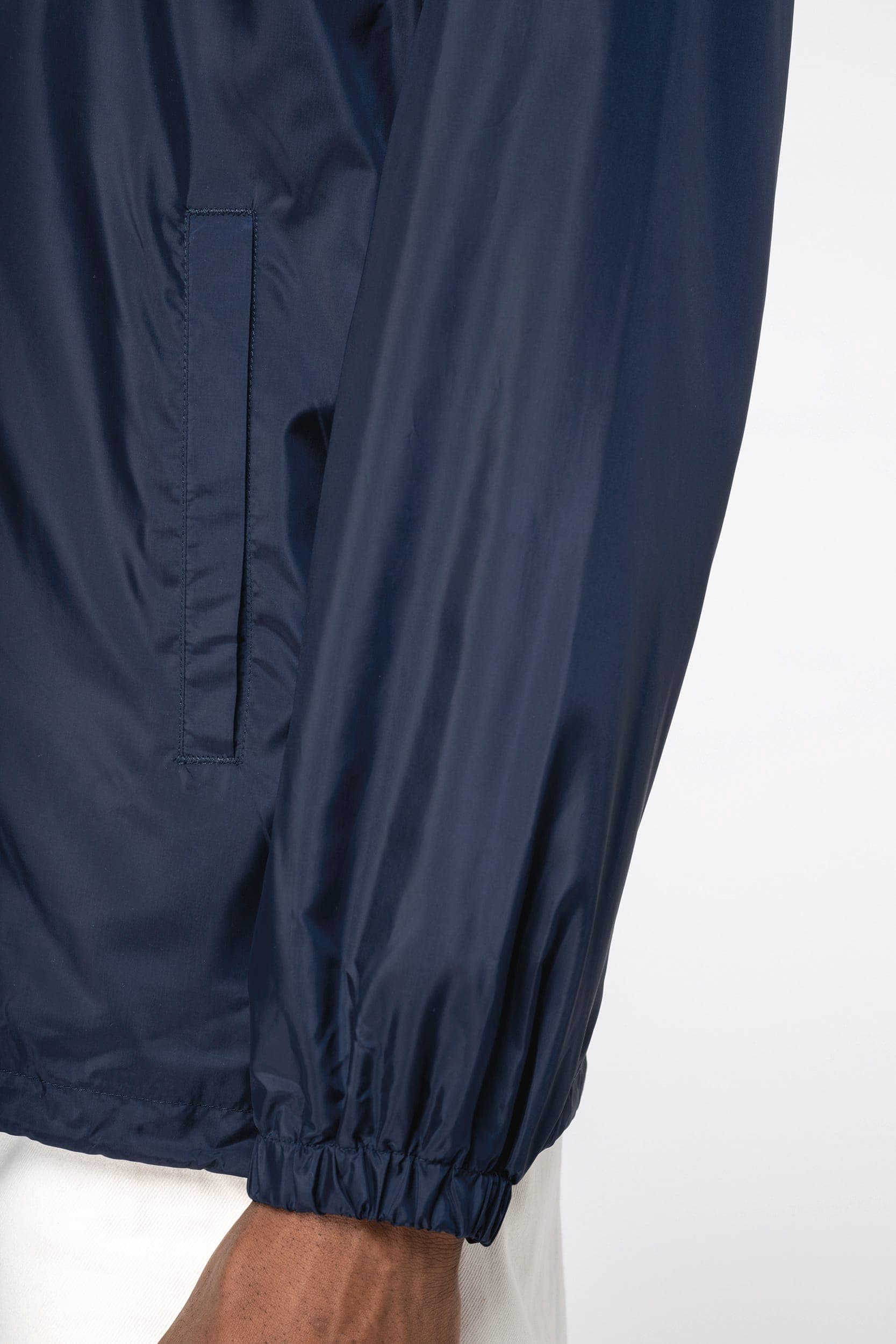 Veste écoresponsable coupe-vent unisexe en situation
