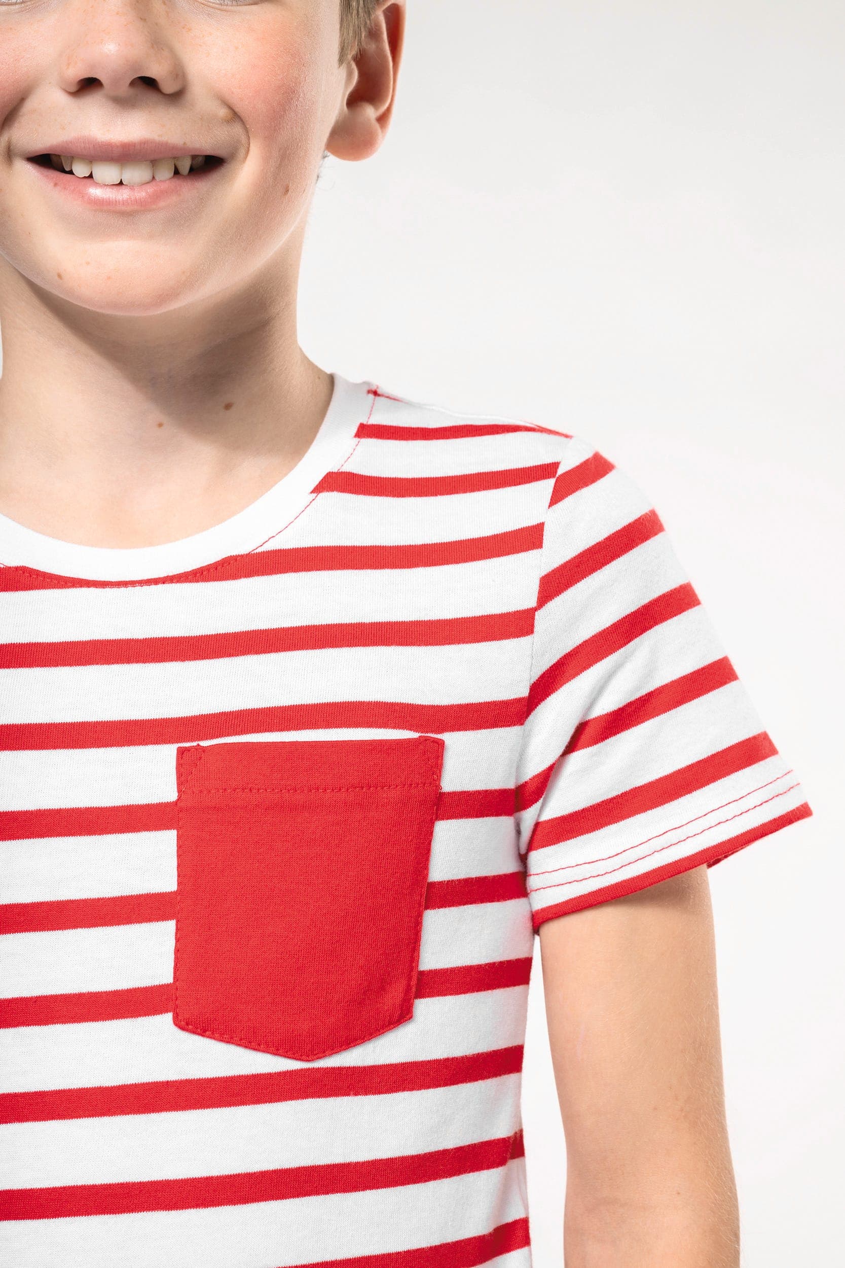 T-shirt rayé marin avec poche manches courtes enfant en situation
