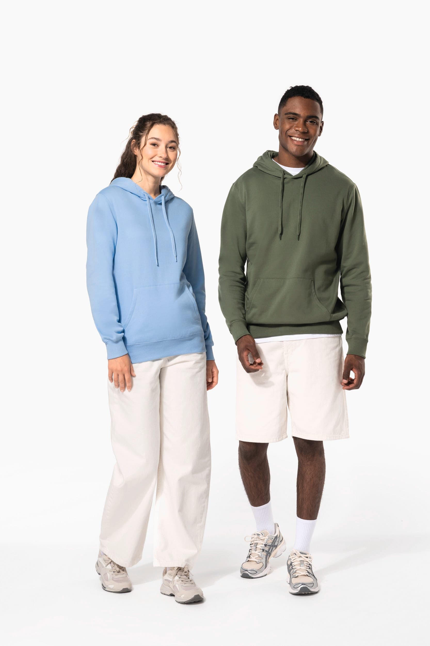 Sweat-shirt recyclé à capuche unisexe en situation