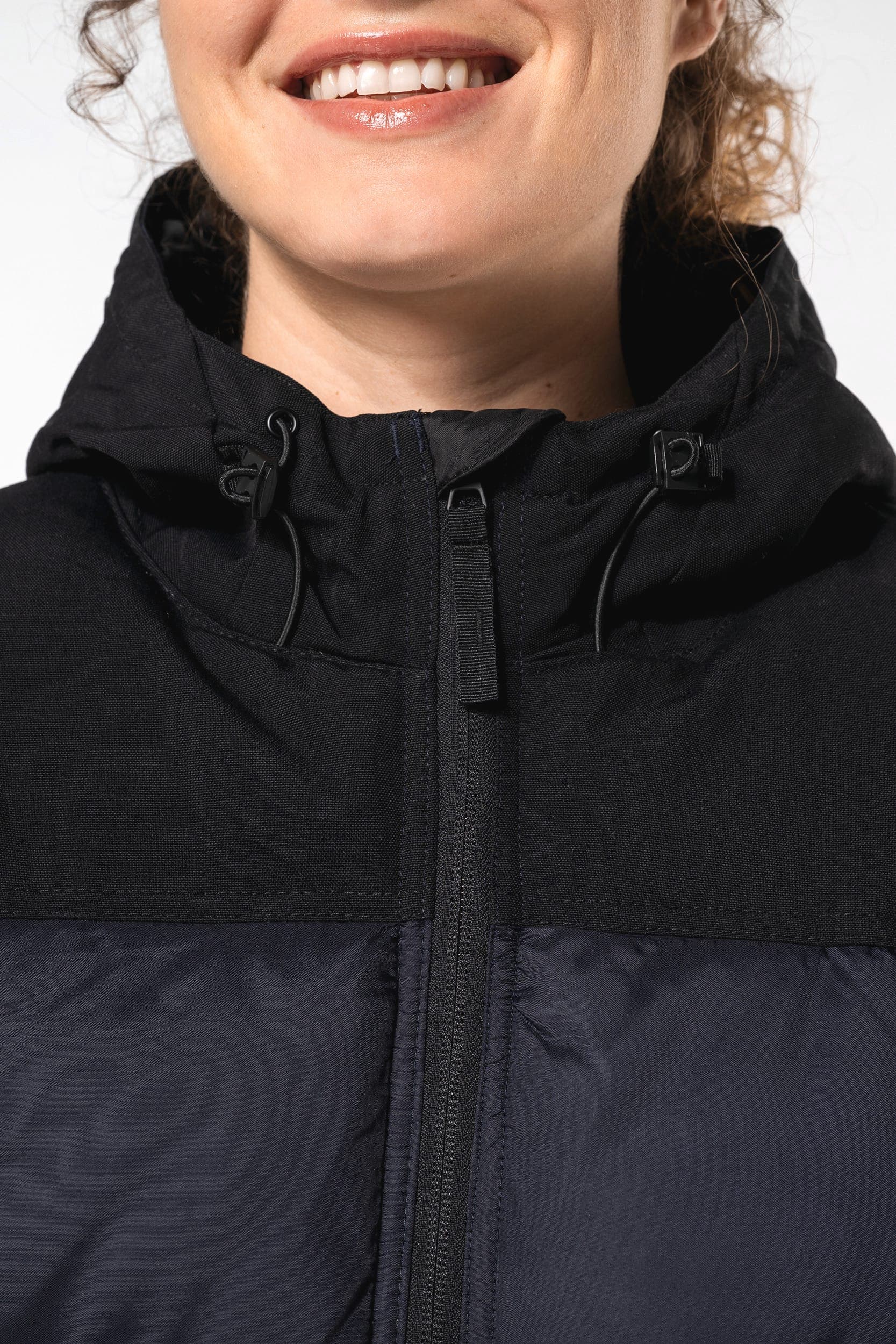 Parka matelassée à capuche bi-ton unisexe en situation