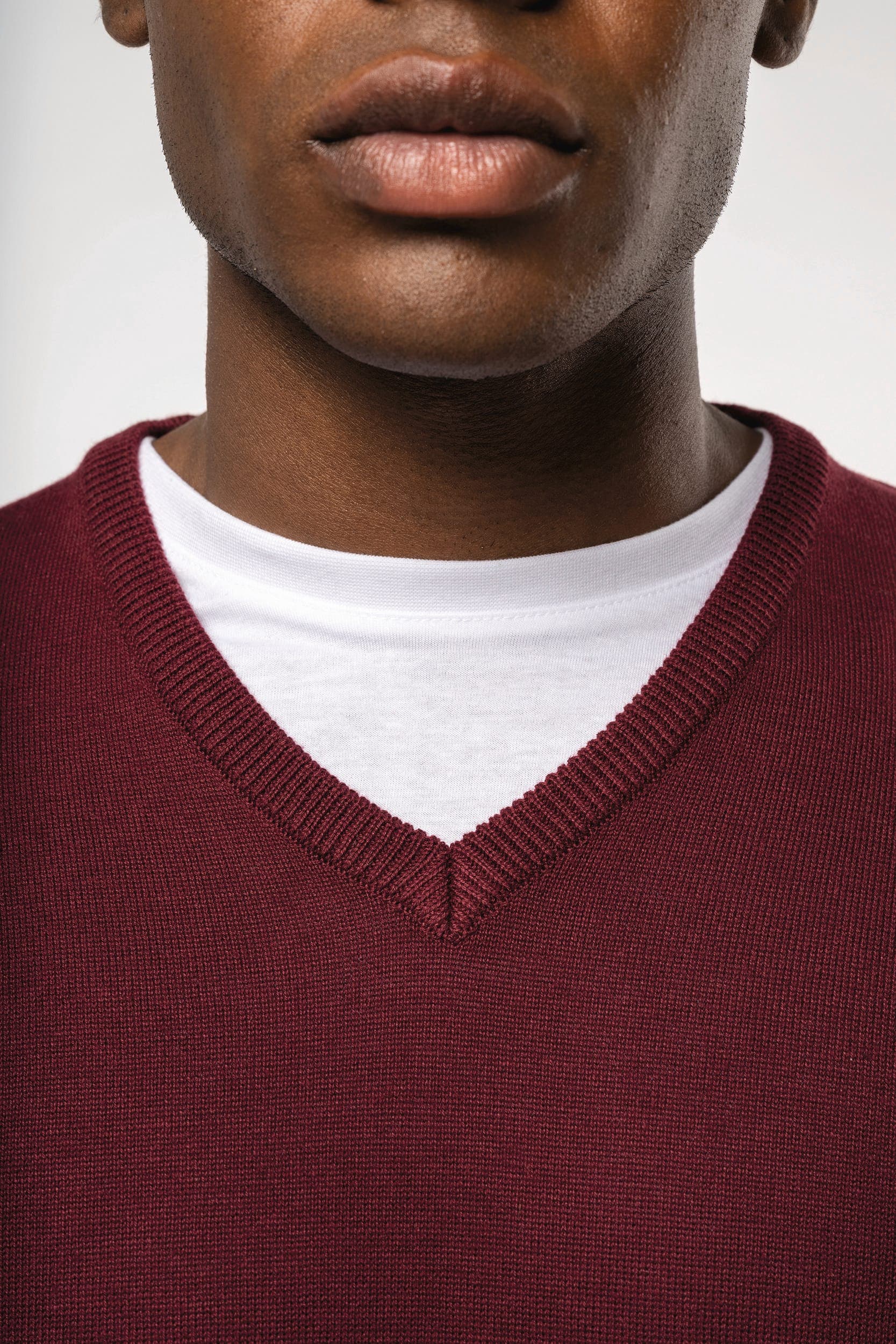 Pull col V homme en situation