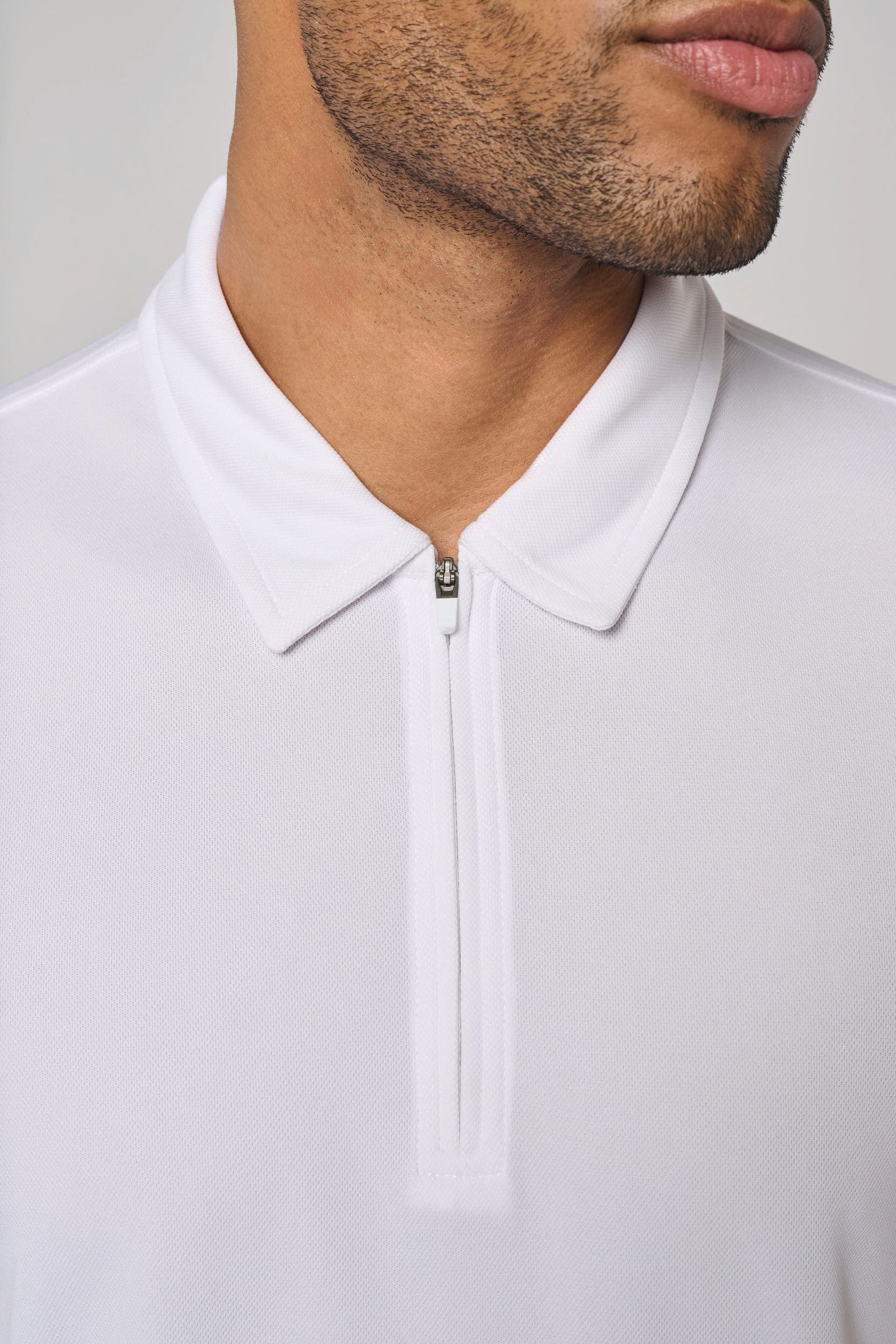 Polo de sport col 1/4 zip homme en situation