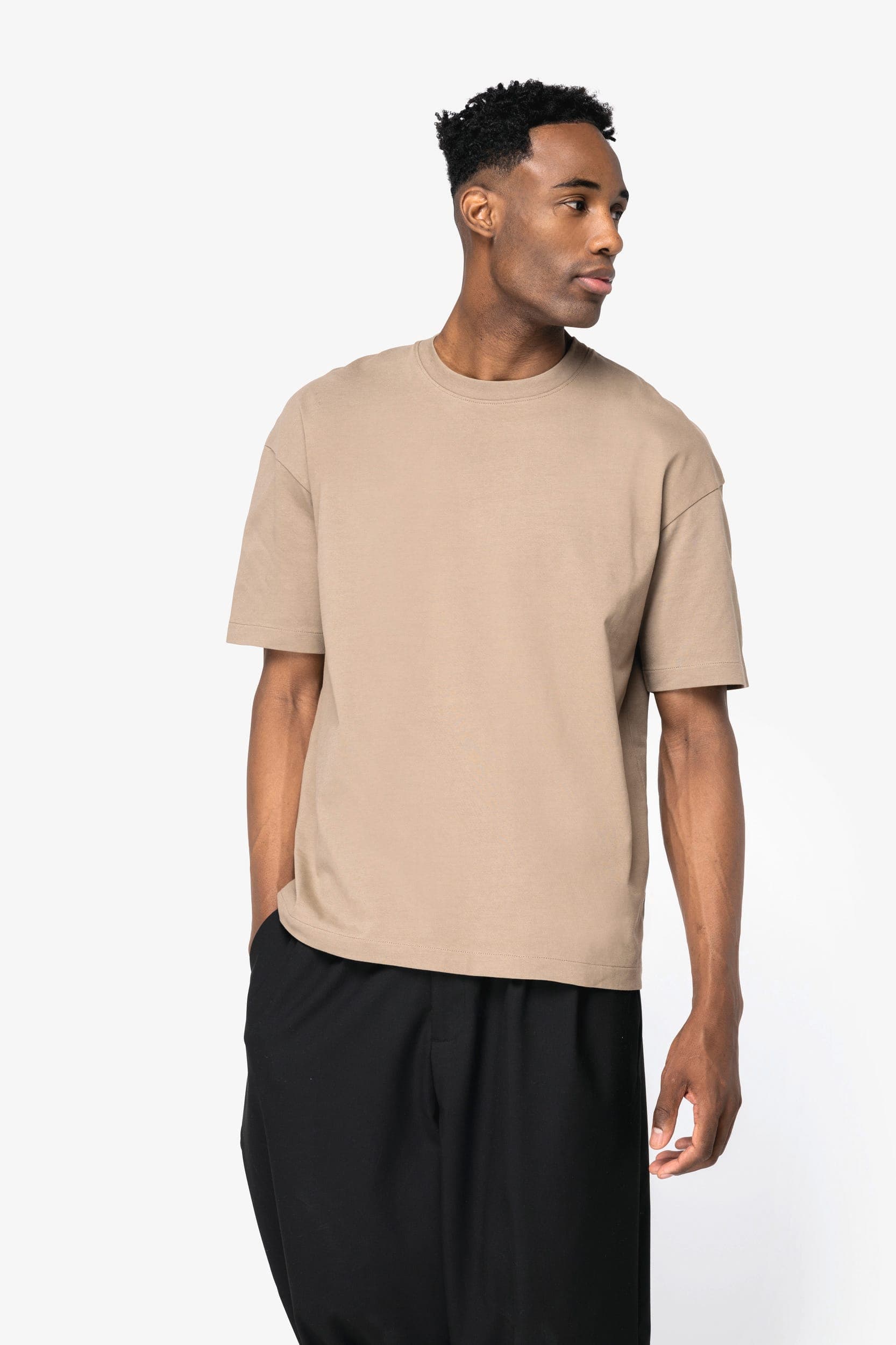T-shirt écoresponsable oversize homme en situation