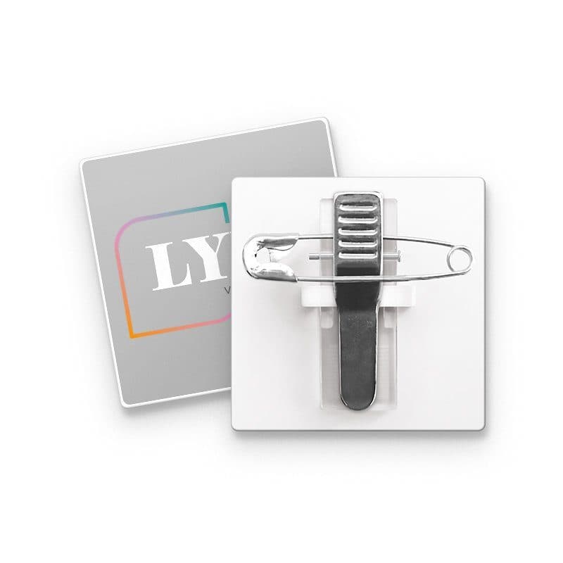 BADGE PLASTIQUE (PS) CARRE 36x36 mm AVEC PINCE EPINGLE en situation