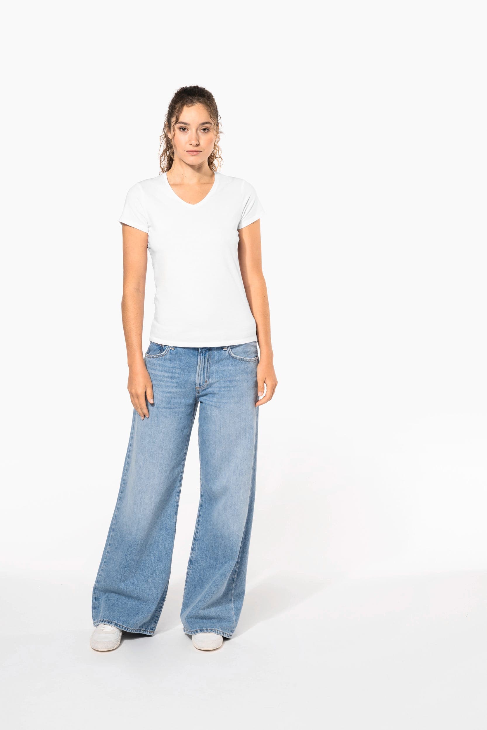 T-shirt col V manches courtes femme en situation