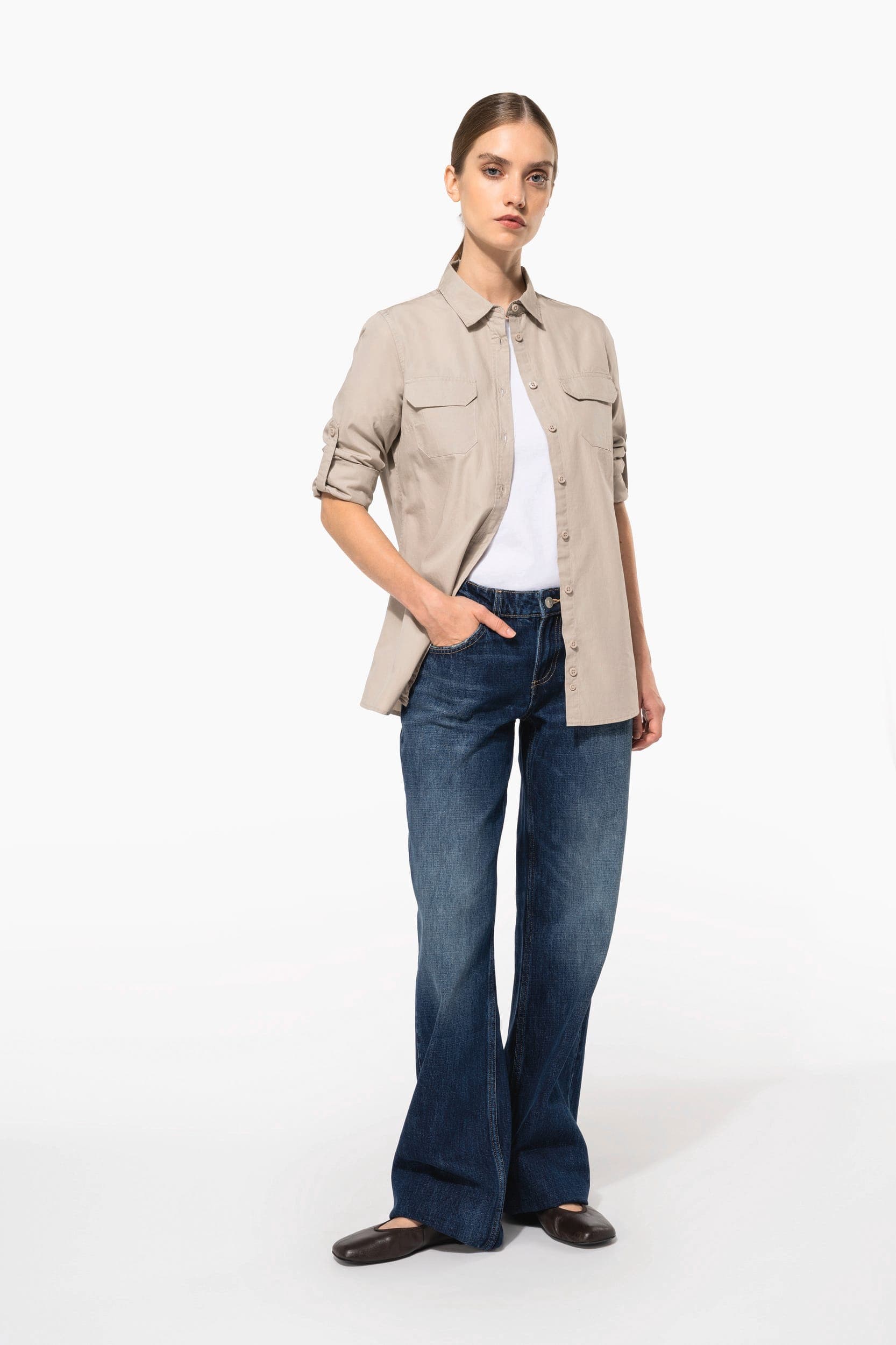 Chemise safari manches longues femme en situation