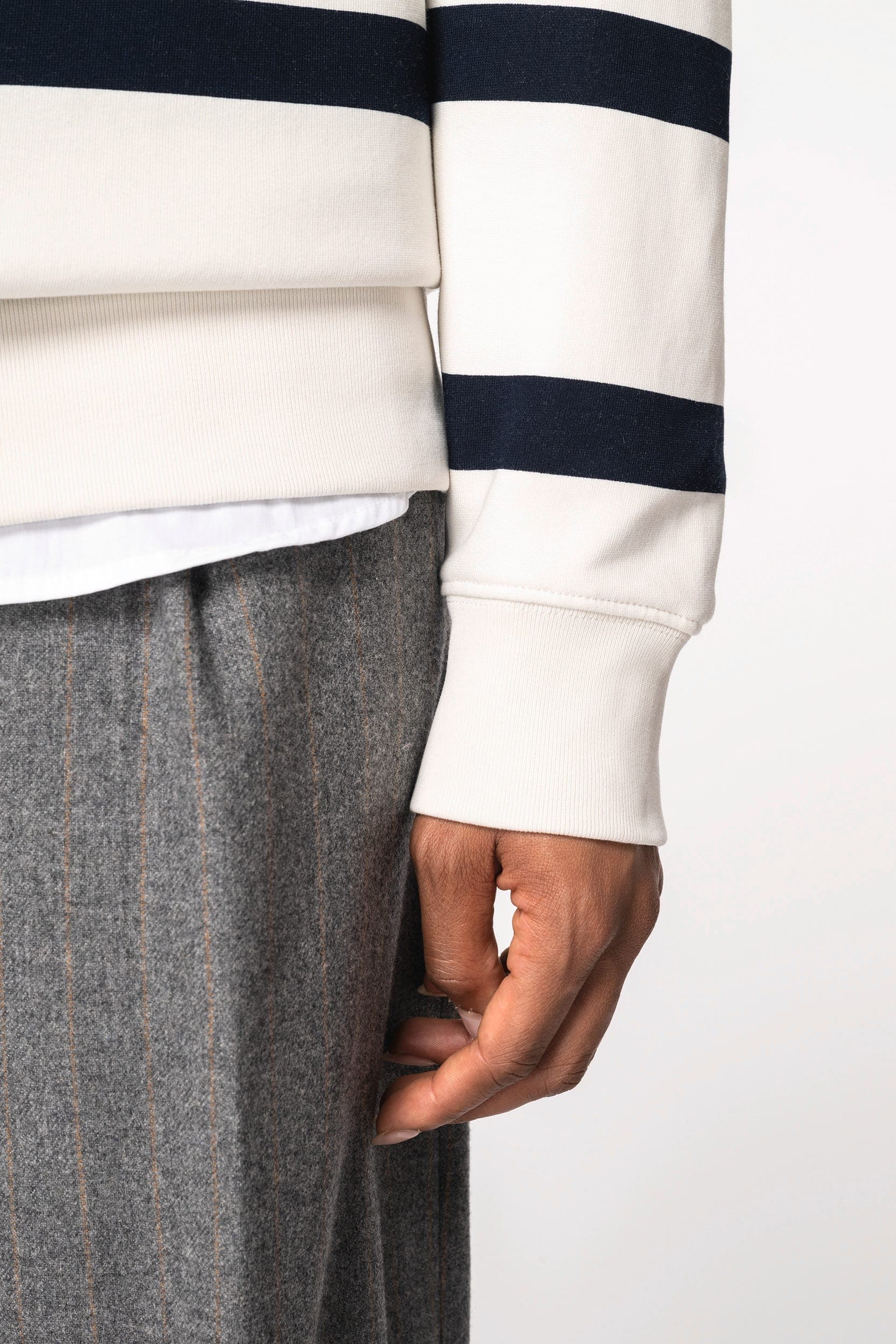 Sweat-shirt écoresponsable à col rond à rayures et épaules tombantes unisexe en situation